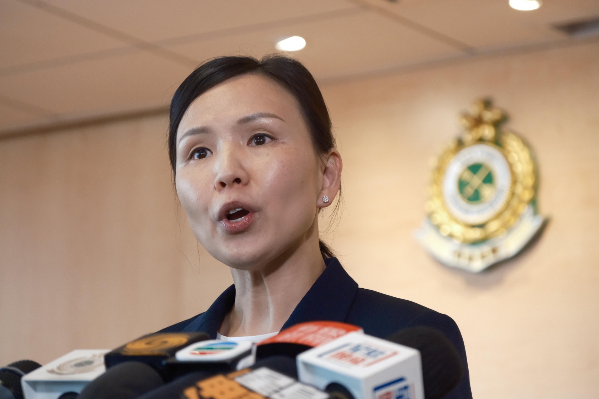 海關8月2日公布拘捕翹英教育中心一名50歲負責人兼公司董事,涉嫌違反《商品說明條例》。海關版權及商標調查科不良營商調查課監督方冠亭表示,截至中午12時共接獲310宗舉報,指向翹英教育中心為子女報讀預繳式課程,有個案於未來一個學年,預繳一年學費。(盧翊銘攝) 海關8月2日公布拘捕翹英教育中心一名50歲負責人兼公司董事,涉嫌違反《商品說明條例》。海關版權及商標調查科不良營商調查課監督方冠亭表示,截至中午12時共接獲310宗舉報,指向翹英教育中心為子女報讀預繳式課程,有個案於未來一個學年,預繳一年學費。(盧翊銘攝)