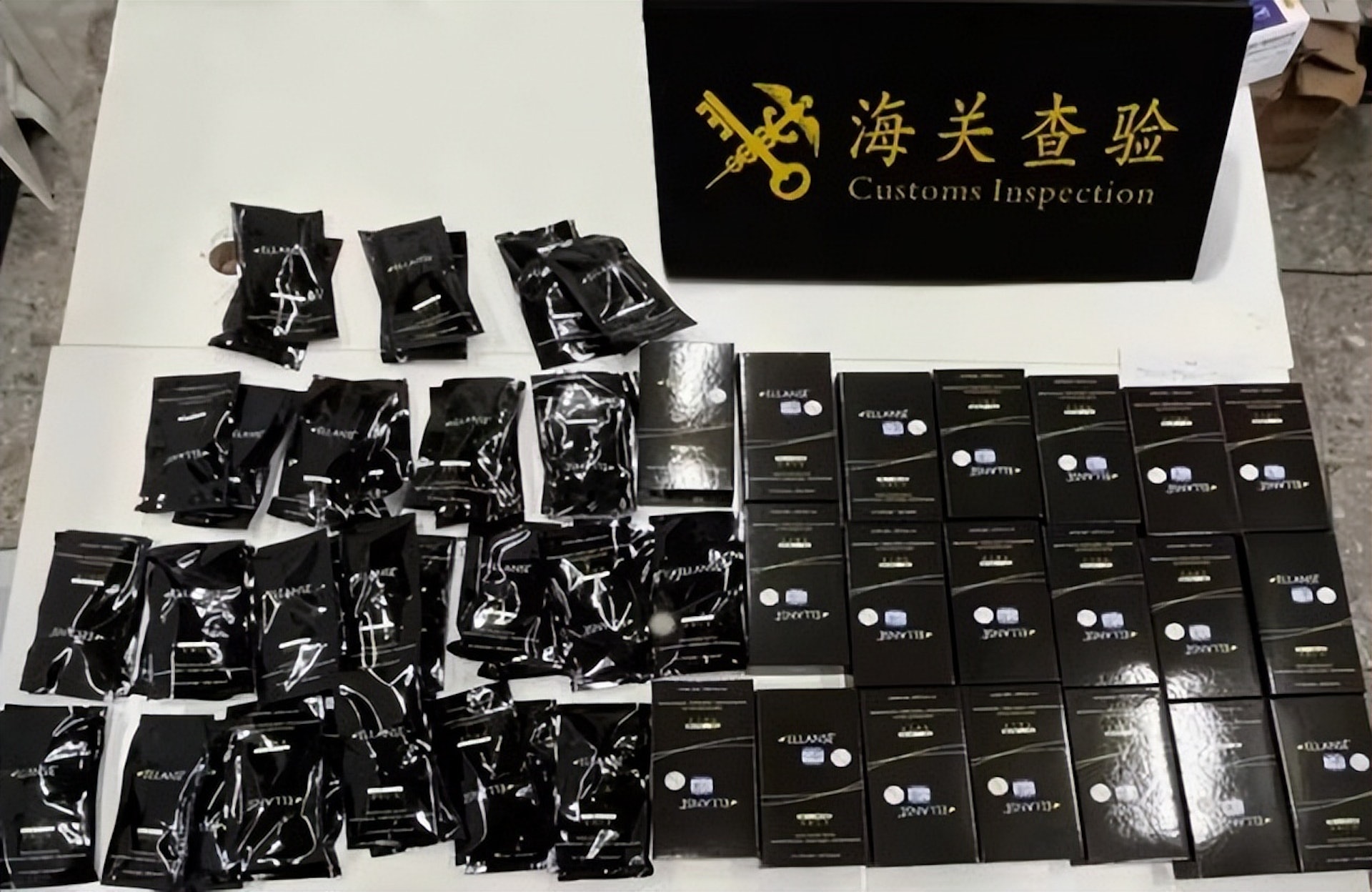 一名女子用膠紙將40支「少女針」綁藏在腿部,並試圖以長裙作掩護惟最終被查。(海關發布) 一名女子用膠紙將40支「少女針」綁藏在腿部,並試圖以長裙作掩護惟最終被查。(海關發布)