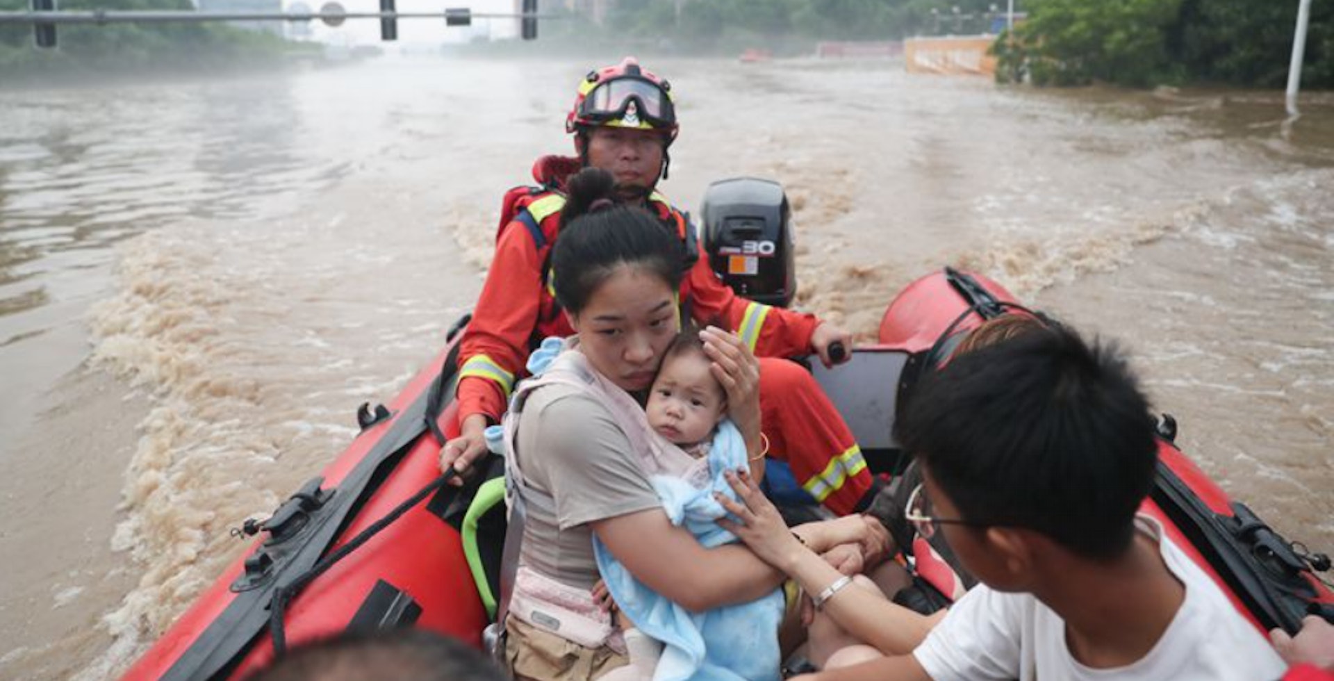 8月2日,救援人員轉移被洪水圍困的群眾。(《中國日報》) 8月2日,救援人員轉移被洪水圍困的群眾。(《中國日報》)