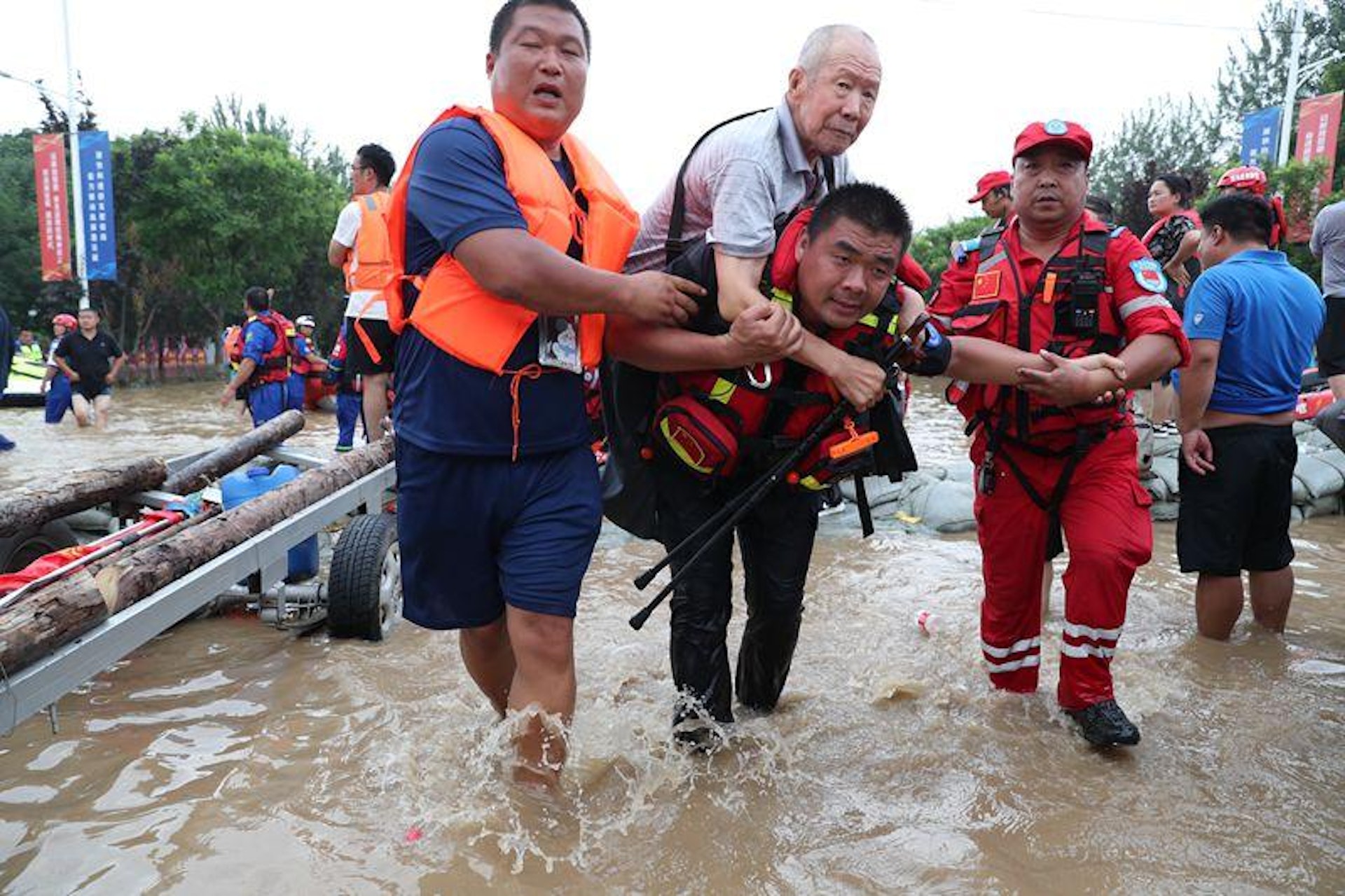 8月2日,救援人員轉移被洪水圍困的群眾。(《中國日報》) 8月2日,救援人員轉移被洪水圍困的群眾。(《中國日報》)