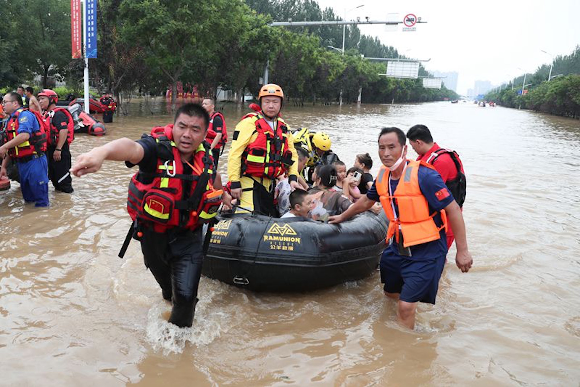 8月2日,救援人員轉移被洪水圍困的群眾。(《中國日報》) 8月2日,救援人員轉移被洪水圍困的群眾。(《中國日報》)