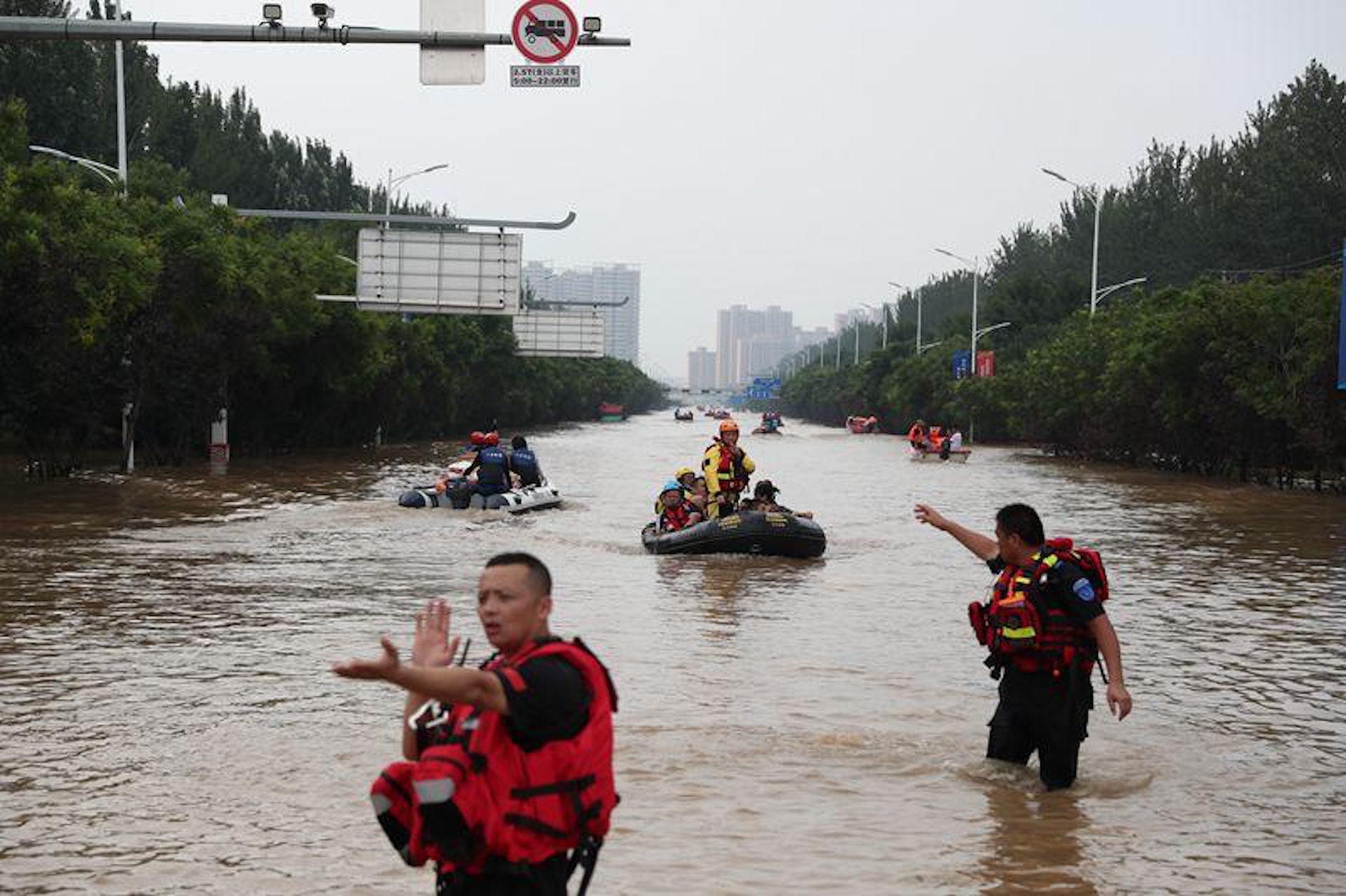 8月2日,救援人員轉移被洪水圍困的群眾。(《中國日報》) 8月2日,救援人員轉移被洪水圍困的群眾。(《中國日報》)