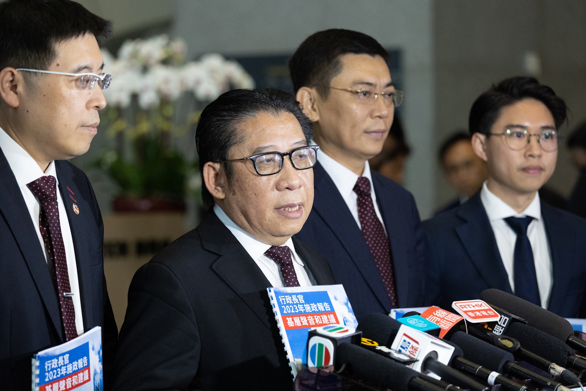 蘇長荣(左二)引述李家超指,施政報告會聚焦改善民生。(梁鵬威攝) 蘇長荣(左二)引述李家超指,施政報告會聚焦改善民生。(梁鵬威攝)
