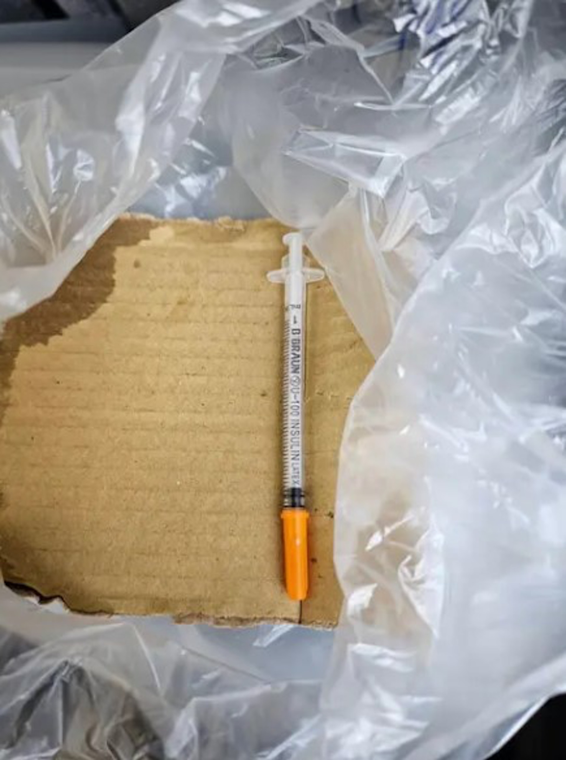 有台男搭乘台鐵時被藏在椅子縫隙的針筒戳到手掌,擔心會否染上病毒,不滿台鐵人員當時僅冷淡回覆,讓他不禁苦言「有夠衰小(倒楣)」。(Dcard圖片) 有台男搭乘台鐵時被藏在椅子縫隙的針筒戳到手掌,擔心會否染上病毒,不滿台鐵人員當時僅冷淡回覆,讓他不禁苦言「有夠衰小(倒楣)」。(Dcard圖片)