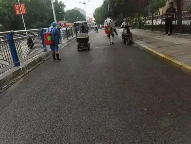 河北涿州洪消退，動物屍體和垃圾在地面上隨處可見。當局行大面積消殺，並建議居民減少外出。（影片截圖）