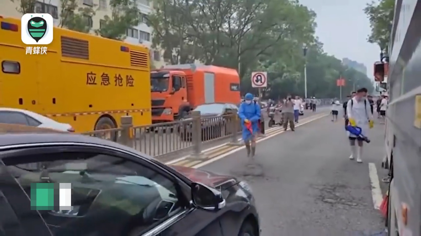 河北涿州洪消退，動物屍體和垃圾在地面上隨處可見。當局行大面積消殺，並建議居民減少外出。（影片截圖）