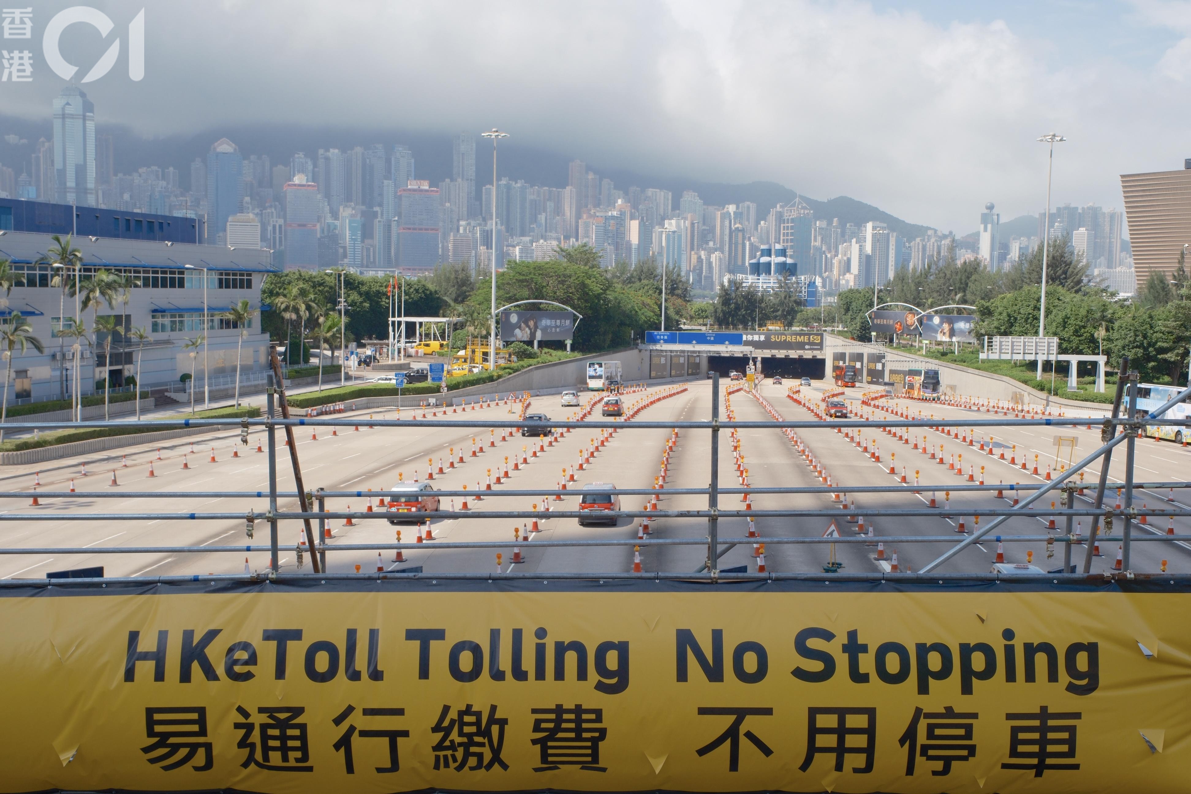 8月6日，西隧實施易通行，車輛毋須再於收費亭停下繳費。（盧翊銘攝）