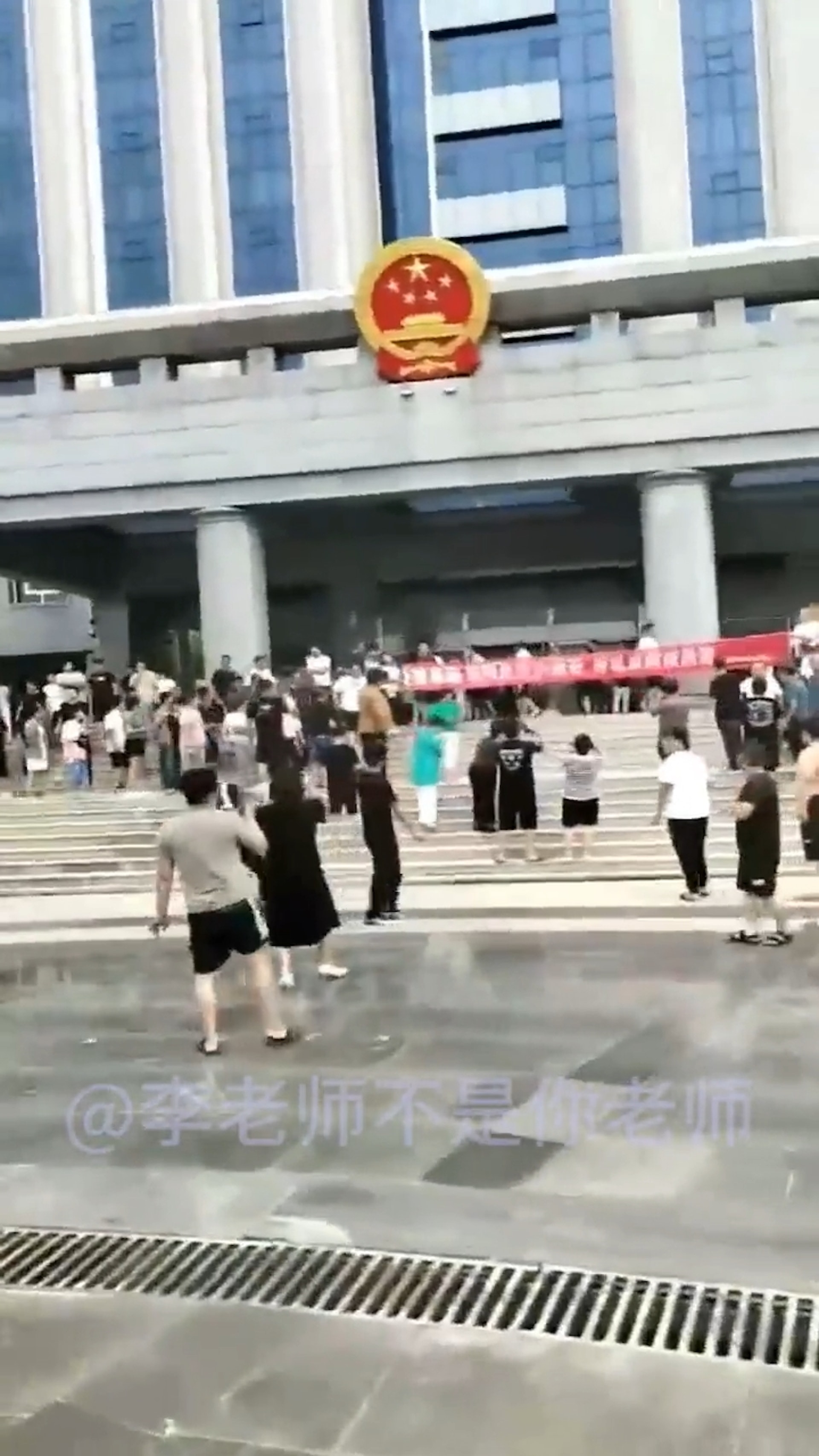 多名霸州市災民4日前往當地政府大樓進行抗議,在現場高舉紅色橫幅布條:「還我家園,明明是泄洪原因,卻說降雨所致」。(影片截圖) 多名霸州市災民4日前往當地政府大樓進行抗議,在現場高舉紅色橫幅布條:「還我家園,明明是泄洪原因,卻說降雨所致」。(影片截圖)