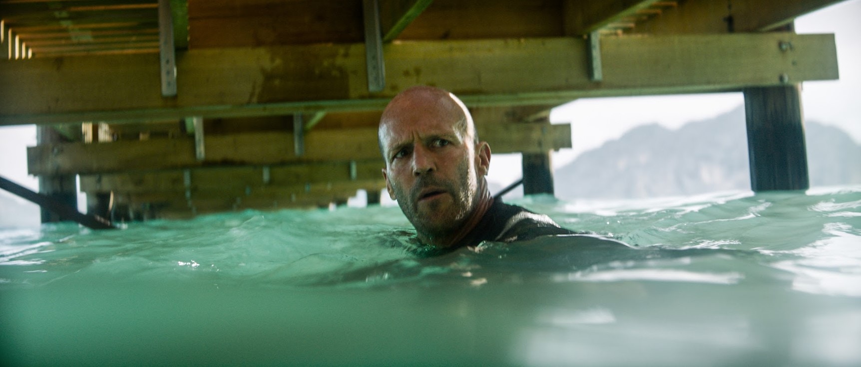 荷里活動作巨星再度主演《極悍巨鯊》系列，延續第一集與巨鯊搏鬥的牙齒印。（《極悍巨鯊2：深溝》電影劇照）