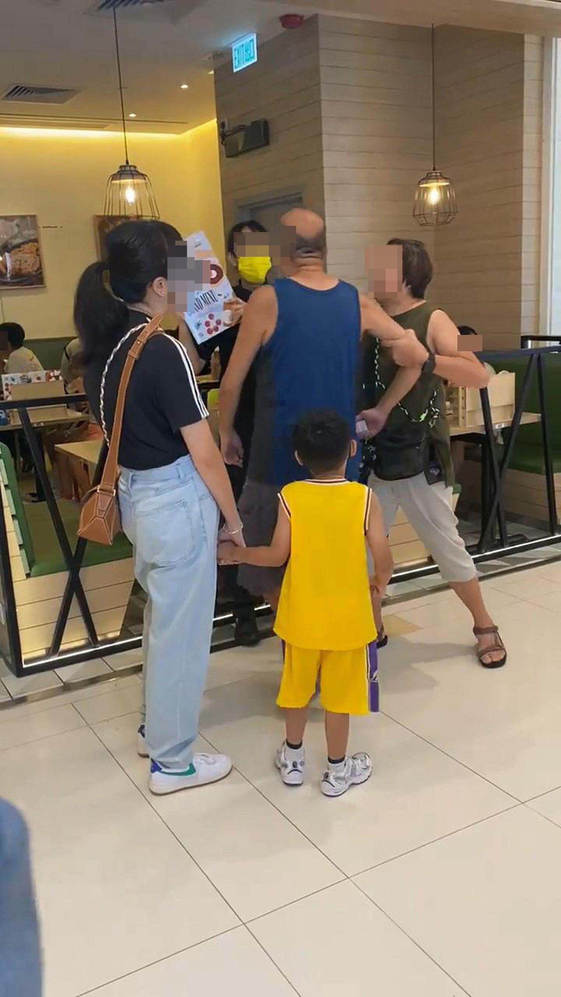 本港網絡周日（8月6日）瘋傳影片，指黃大仙間餐廳外，有阿叔與大媽因不滿排隊等位太耐發火，怒罵店員。（影片截圖）