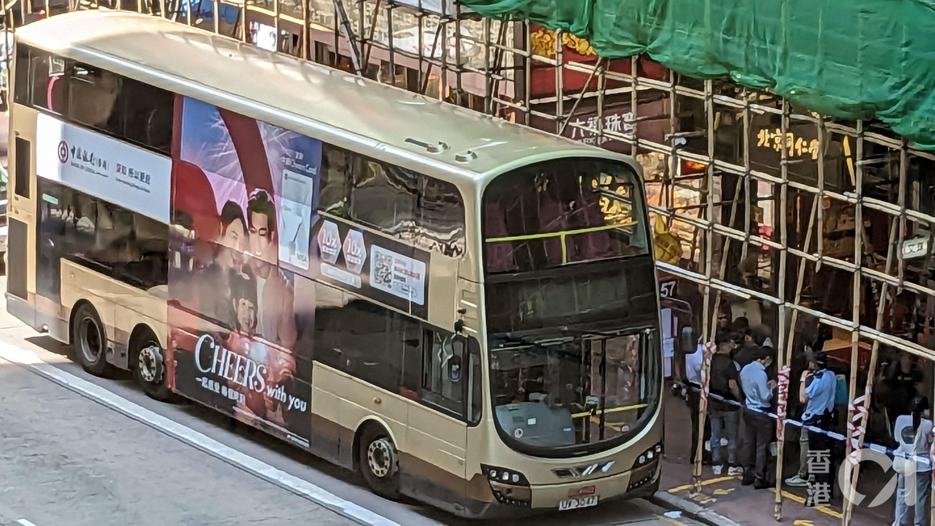 旺角彌敦道603號新興大廈冧石屎,碎片擊穿途經的一輛30X號線九巴的車頂。(黃偉民攝) 旺角彌敦道603號新興大廈冧石屎,碎片擊穿途經的一輛30X號線九巴的車頂。(黃偉民攝)