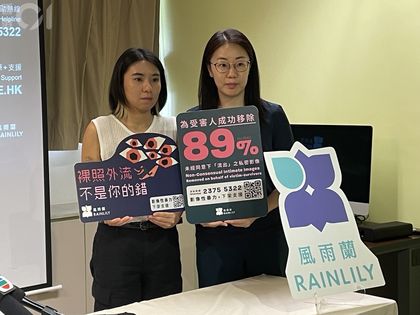 風雨蘭資深倡議主任簡敏棋（左）表示，最難移除影像的則為色情網站及內容農場，因為往往難於聯絡網站管理員；右為（洪芷菁攝）