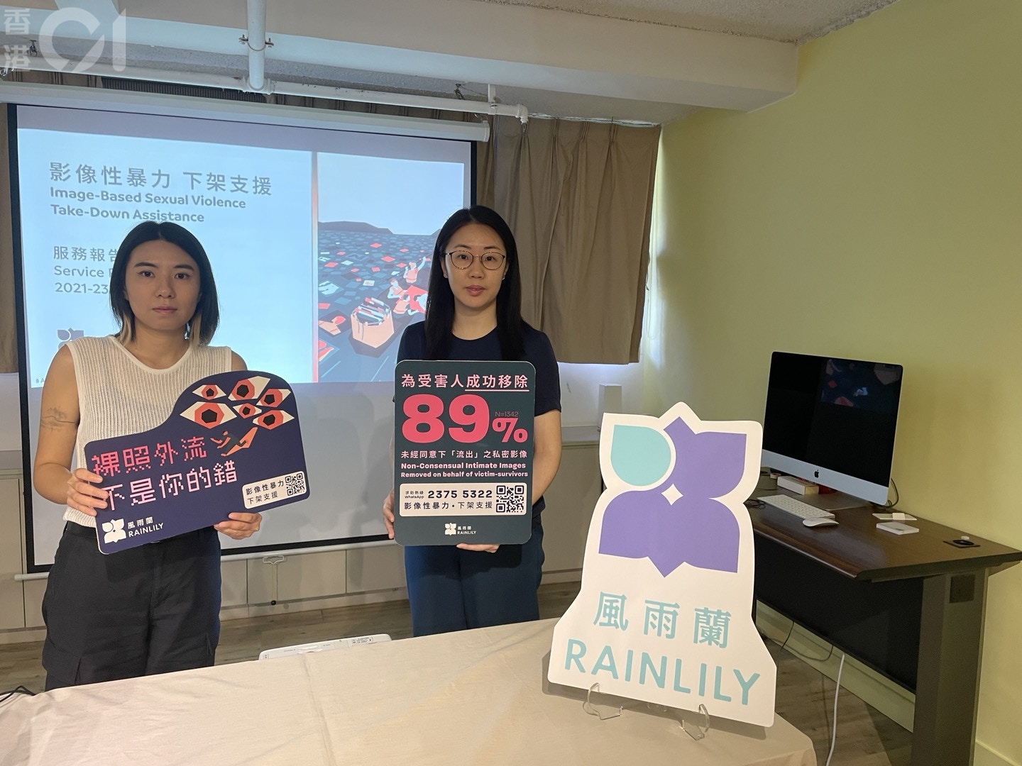 風雨蘭資深倡議主任簡敏棋（左）表示，最難移除影像的則為色情網站及內容農場，因為往往難於聯絡網站管理員；右為（洪芷菁攝）