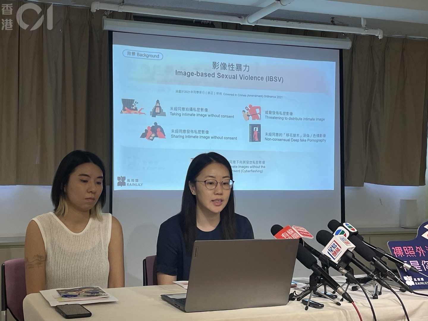 風雨蘭資深倡議主任簡敏棋（左）表示，最難移除影像的則為色情網站及內容農場，因為往往難於聯絡網站管理員；右為（洪芷菁攝）