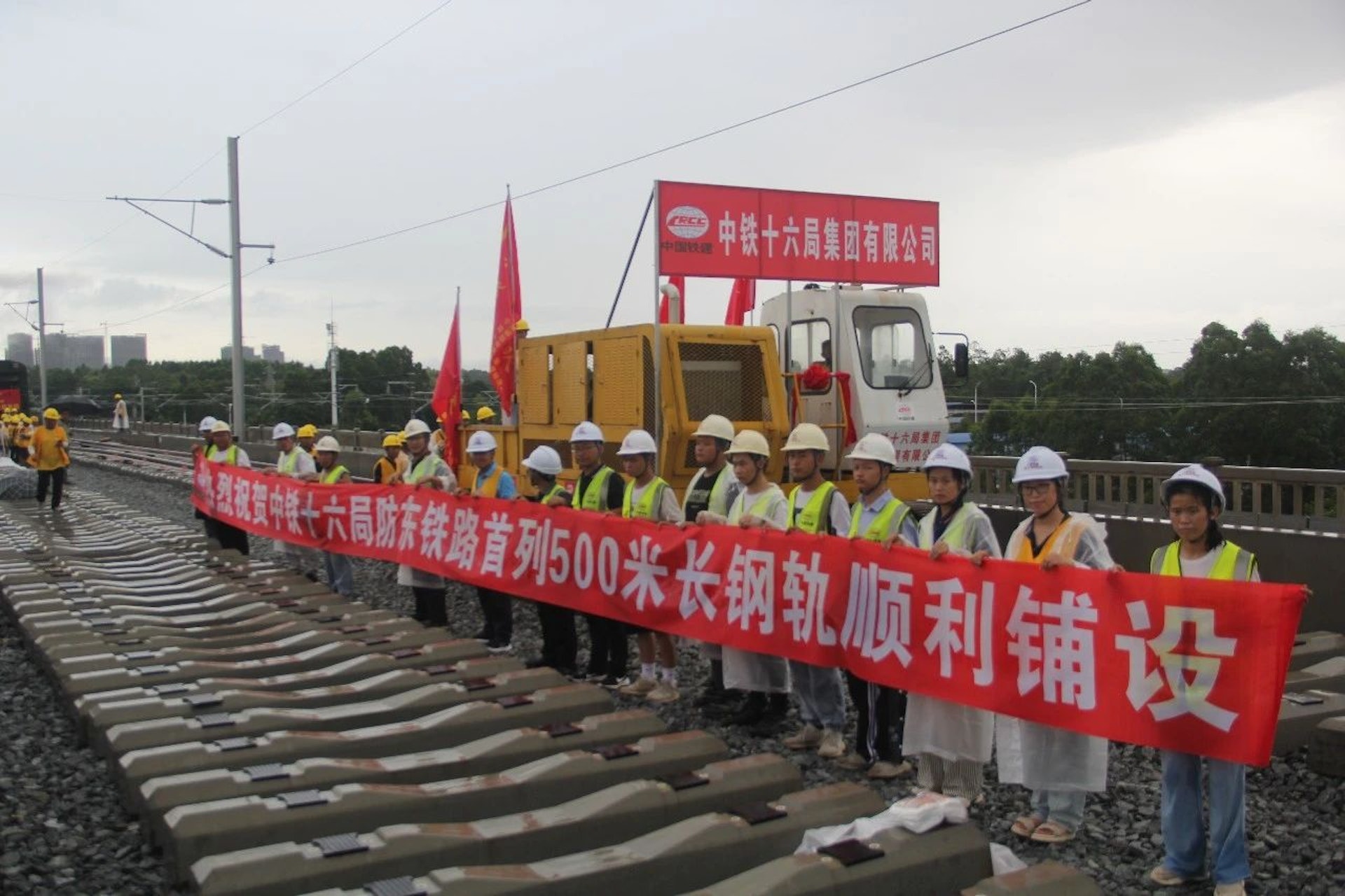 標誌著中國首條直通中越邊境的高鐵——防東鐵路進入鋪軌階段。(觀察者網) 標誌著中國首條直通中越邊境的高鐵——防東鐵路進入鋪軌階段。(觀察者網)