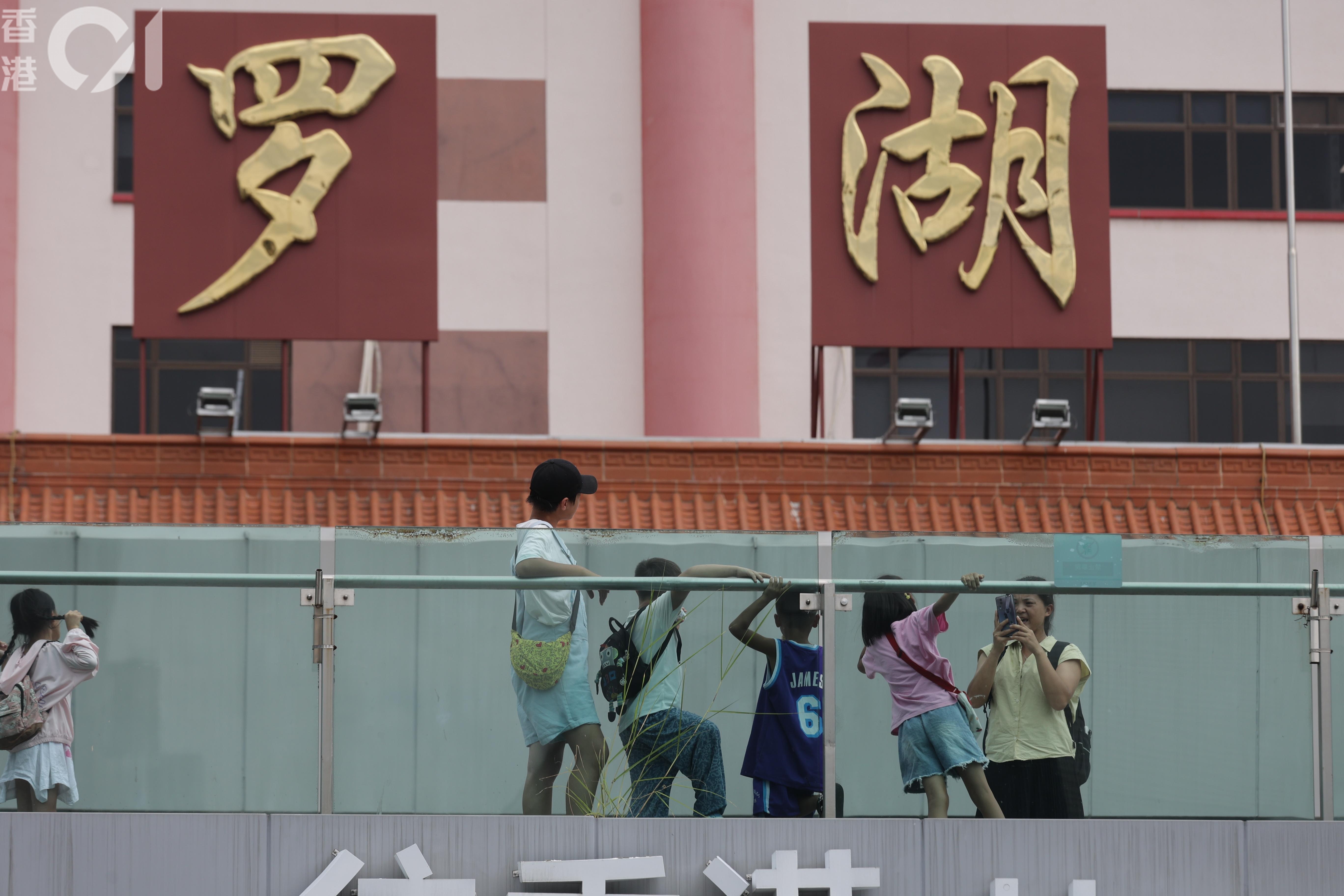 應對港人北上熱潮，深圳市口岸辦於8月8日宣布，羅湖口岸將實行「常旅客」計劃，方便特定群組過關。（蘇煒然攝）