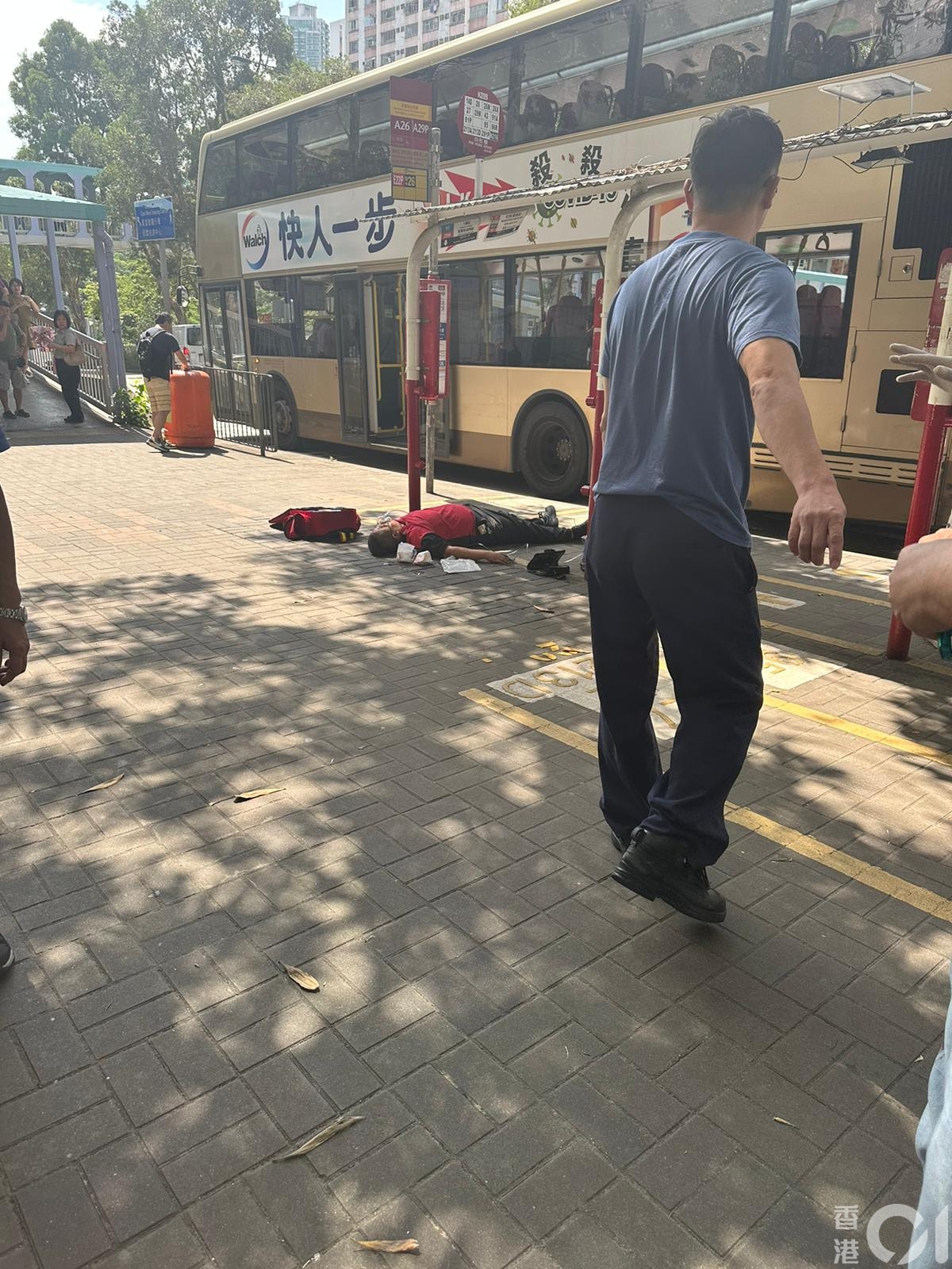 女車長被毆至重傷倒地。（汽車交通運輸業總工會九巴分會提供）