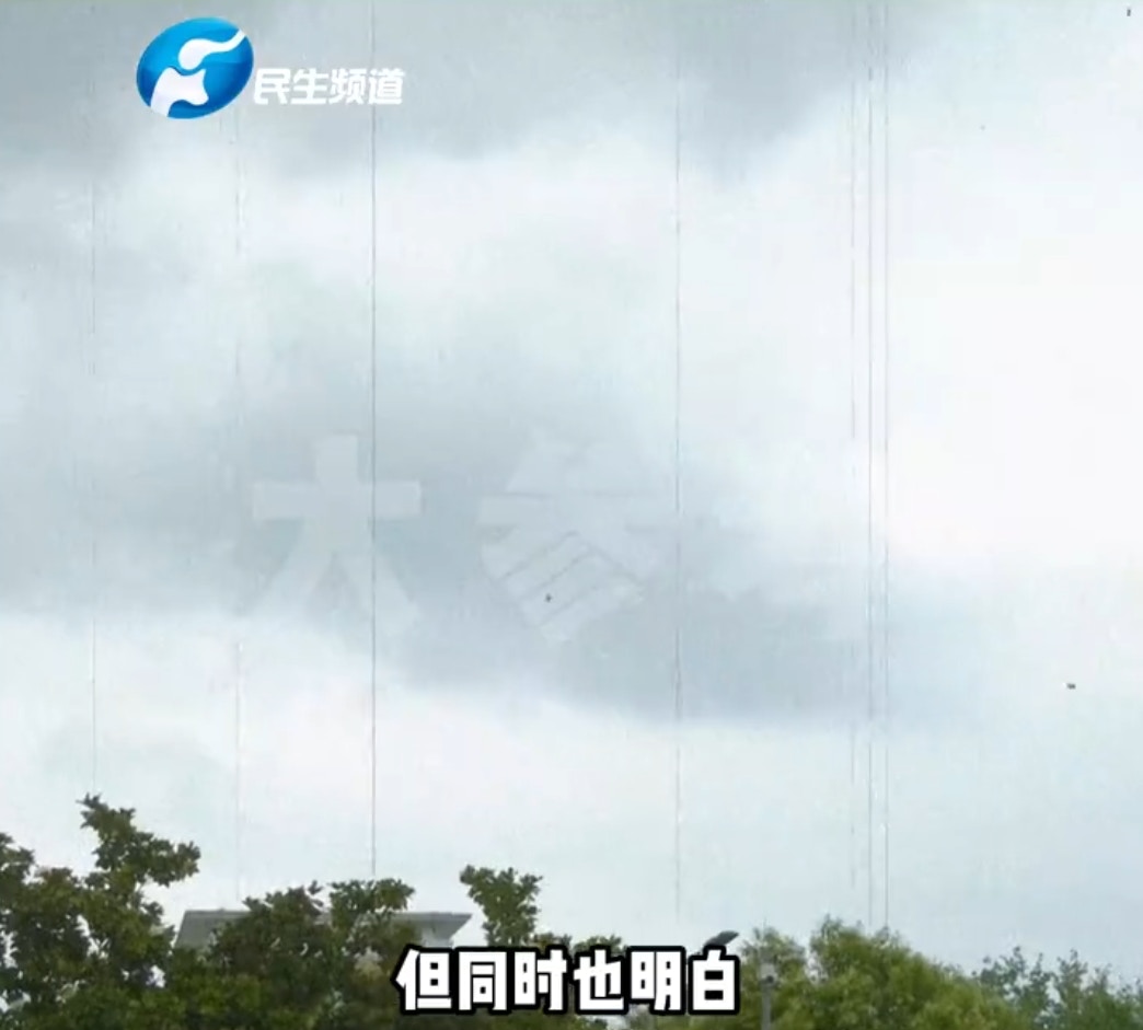 湖南18歲高中生小華（化名）因為希望買一輛電單車，自行將價值超過100萬元人民幣的房子以52萬元人民幣的價碼「半價出售」，法官審理後以「買賣雙方地位不對等」為由撤銷了這筆交易。（微博@大參考）
