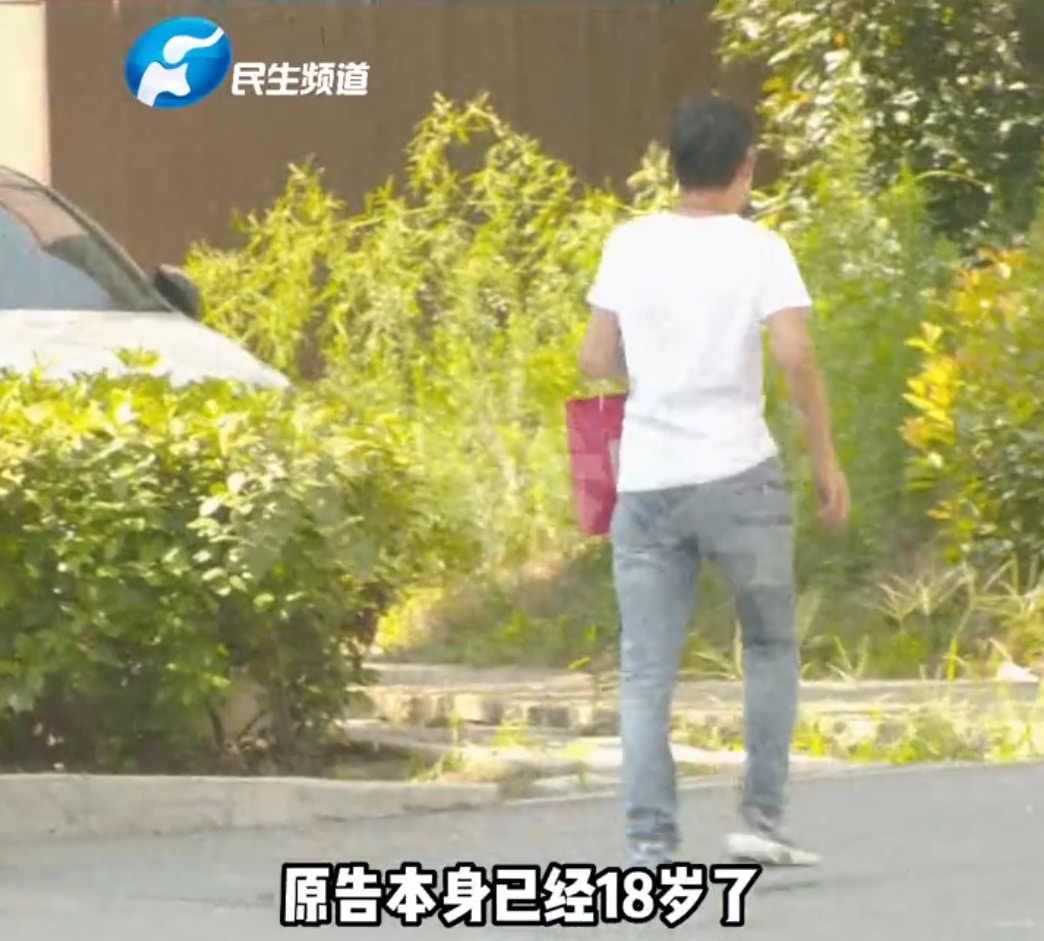 湖南18歲高中生小華（化名）因為希望買一輛電單車，自行將價值超過100萬元人民幣的房子以52萬元人民幣的價碼「半價出售」，法官審理後以「買賣雙方地位不對等」為由撤銷了這筆交易。（微博@大參考）