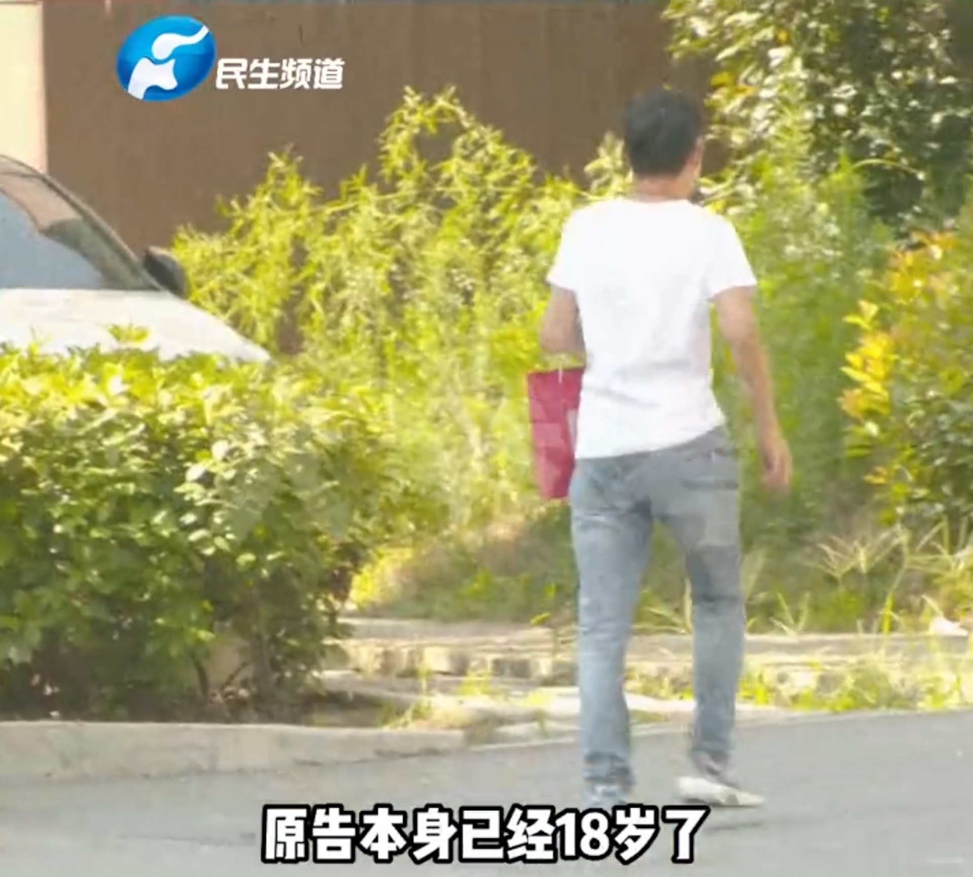 湖南18歲高中生小華(化名)因為希望買一輛電單車,自行將價值超過100萬元人民幣的房子以52萬元人民幣的價碼「半價出售」,法官審理後以「買賣雙方地位不對等」為由撤銷了這筆交易。(微博@大參考) 湖南18歲高中生小華(化名)因為希望買一輛電單車,自行將價值超過100萬元人民幣的房子以52萬元人民幣的價碼「半價出售」,法官審理後以「買賣雙方地位不對等」為由撤銷了這筆交易。(微博@大參考)