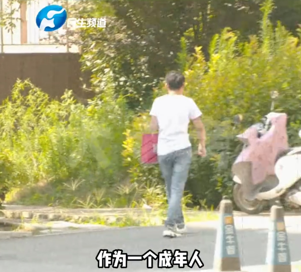 湖南18歲高中生小華（化名）因為希望買一輛電單車，自行將價值超過100萬元人民幣的房子以52萬元人民幣的價碼「半價出售」，法官審理後以「買賣雙方地位不對等」為由撤銷了這筆交易。（微博@大參考）