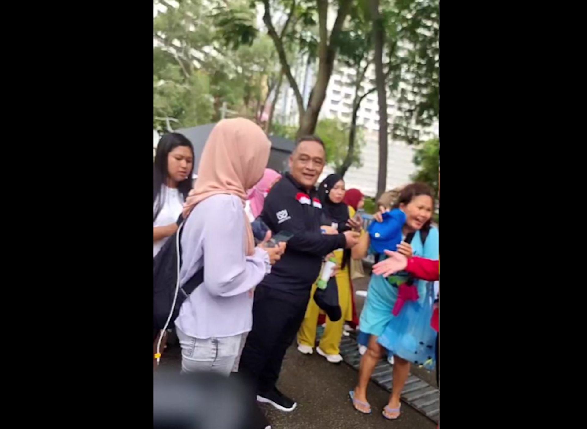 B2PMI局長Benny Rhamdani到維園與該處的印傭見面。(Benny Rhamdani社交平台專頁) B2PMI局長Benny Rhamdani到維園與該處的印傭見面。(Benny Rhamdani社交平台專頁)