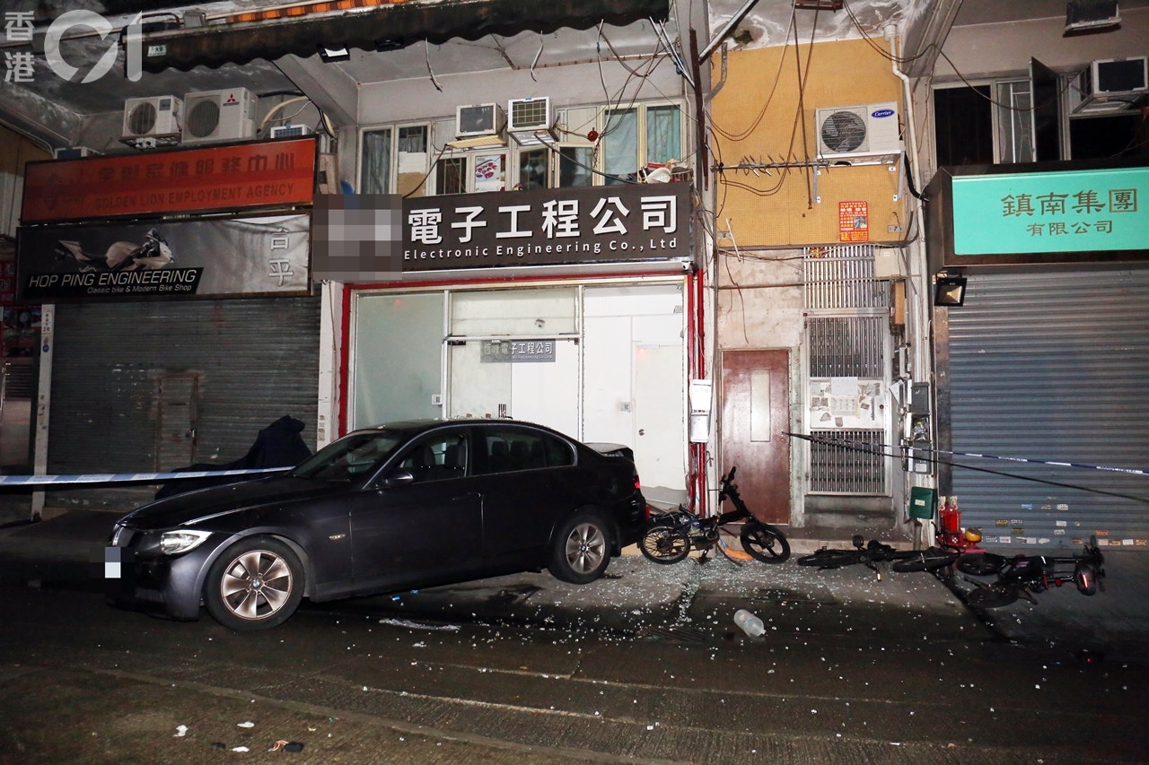 私家車撞毀玻璃門後，司機逃去。(陳永武攝)