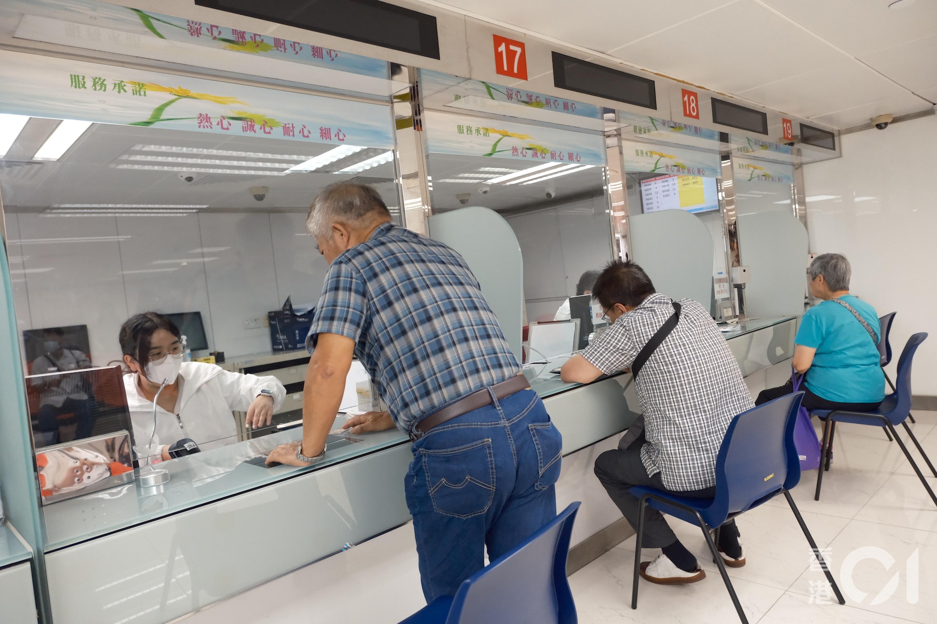 工聯會今日(14日)於中旅社旺角證件服務中心提供特別服務,包括幫助長者網上預約、填表及安排旅遊巴接送至中心。(盧翊銘攝) 工聯會今日(14日)於中旅社旺角證件服務中心提供特別服務,包括幫助長者網上預約、填表及安排旅遊巴接送至中心。(盧翊銘攝)