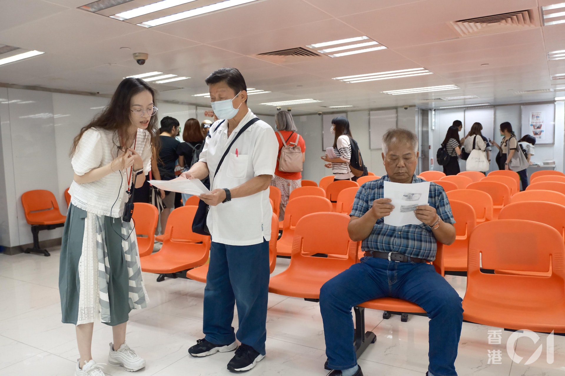 工聯會今日(14日)於中旅社旺角證件服務中心提供特別服務,包括幫助長者網上預約、填表及安排旅遊巴接送至中心。(盧翊銘攝) 工聯會今日(14日)於中旅社旺角證件服務中心提供特別服務,包括幫助長者網上預約、填表及安排旅遊巴接送至中心。(盧翊銘攝)