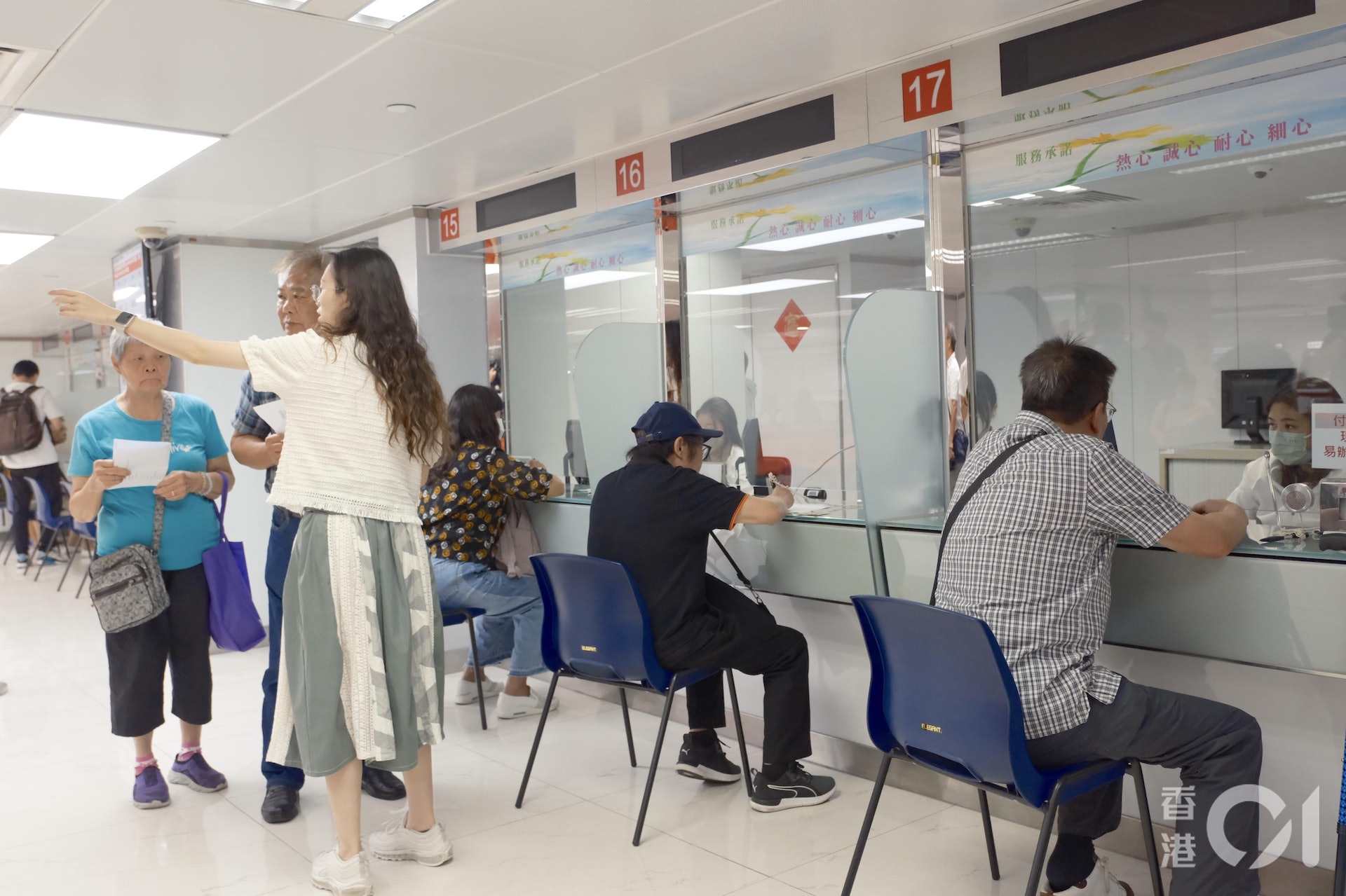 工聯會今日(14日)於中旅社旺角證件服務中心提供特別服務,包括幫助長者網上預約、填表及安排旅遊巴接送至中心。(盧翊銘攝) 工聯會今日(14日)於中旅社旺角證件服務中心提供特別服務,包括幫助長者網上預約、填表及安排旅遊巴接送至中心。(盧翊銘攝)