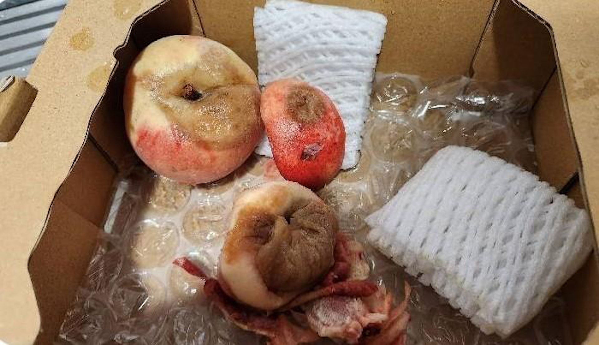 在某間網店訂購了3盒桃,不過3盒桃的質素均欠佳。(飲食黑店大全@Facebook群組) 在某間網店訂購了3盒桃,不過3盒桃的質素均欠佳。(飲食黑店大全@Facebook群組)