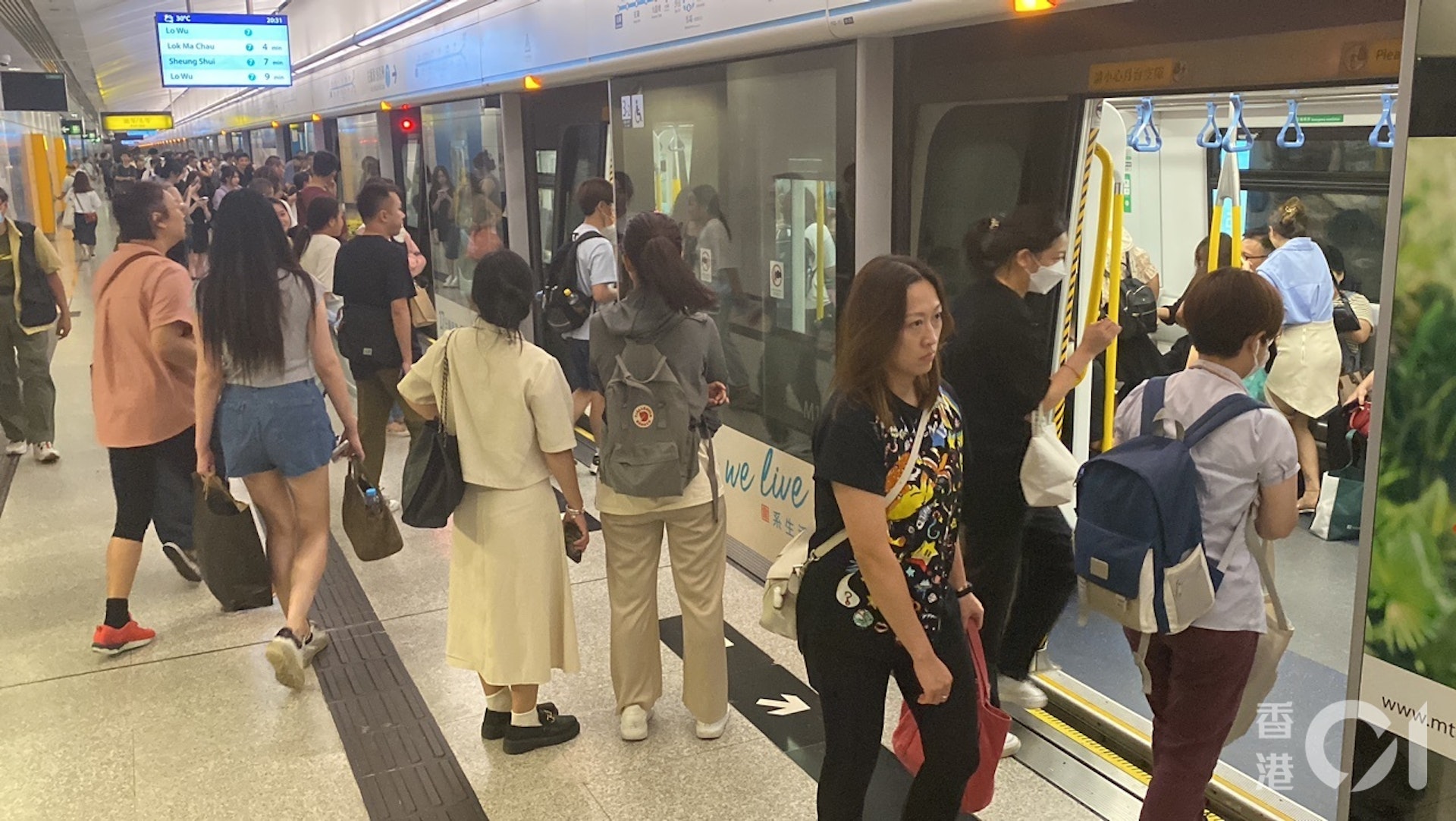 東鐵綫服務受阻,其中來往金鐘站至大埔墟站每8分鐘一班。(陳浩然攝) 東鐵綫服務受阻,其中來往金鐘站至大埔墟站每8分鐘一班。(陳浩然攝)