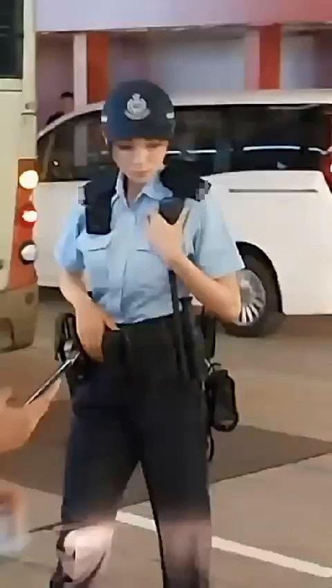 網上地區群組及內地小紅書等社交平台，瘋傳一段「香港超美女警」影片。（影片截圖）