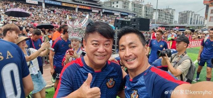 何家劲经常参与香港明星足球队友赛。（何家劲微博图片）