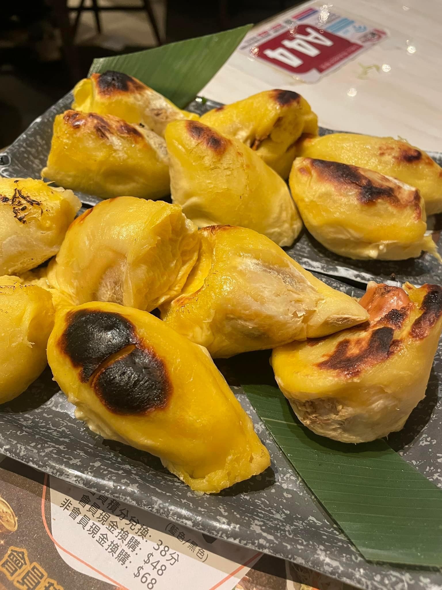 有網友對於吃燒榴槤感到驚訝，並轉發貼文指：「乜榴槤可以咁食法？」（香港榴槤關注組@Facebook群組）