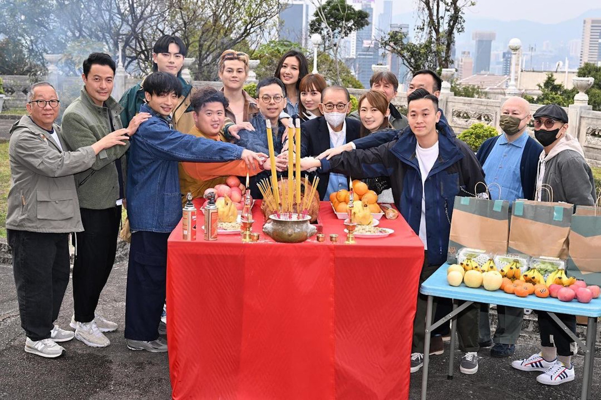 開鏡日,監製戴栢豪(右一)也有一齊砌燒豬。(taiho55@IG) 開鏡日,監製戴栢豪(右一)也有一齊砌燒豬。(taiho55@IG)