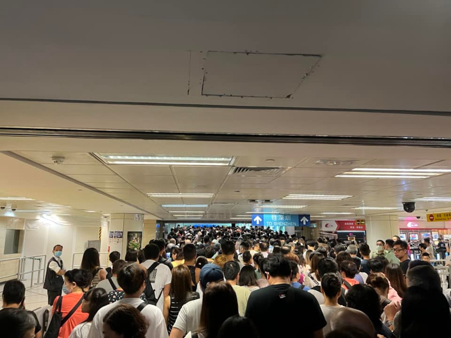 港鐵定8月19日為半價「感謝日」,適逢星期六北上深圳高峰日,落馬洲/福田口岸連接橋擠滿出境人潮,看不到龍頭。(網上圖片) 港鐵定8月19日為半價「感謝日」,適逢星期六北上深圳高峰日,落馬洲/福田口岸連接橋擠滿出境人潮,看不到龍頭。(網上圖片)