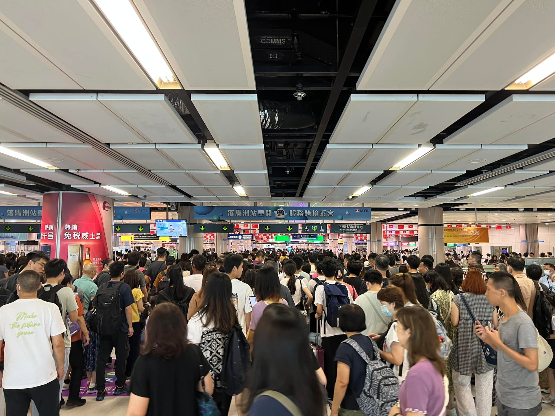 港鐵定8月19日為半價「感謝日」,適逢星期六北上深圳高峰日,落馬洲/福田口岸連接橋擠滿出境人潮,看不到龍頭。(網上圖片) 港鐵定8月19日為半價「感謝日」,適逢星期六北上深圳高峰日,落馬洲/福田口岸連接橋擠滿出境人潮,看不到龍頭。(網上圖片)
