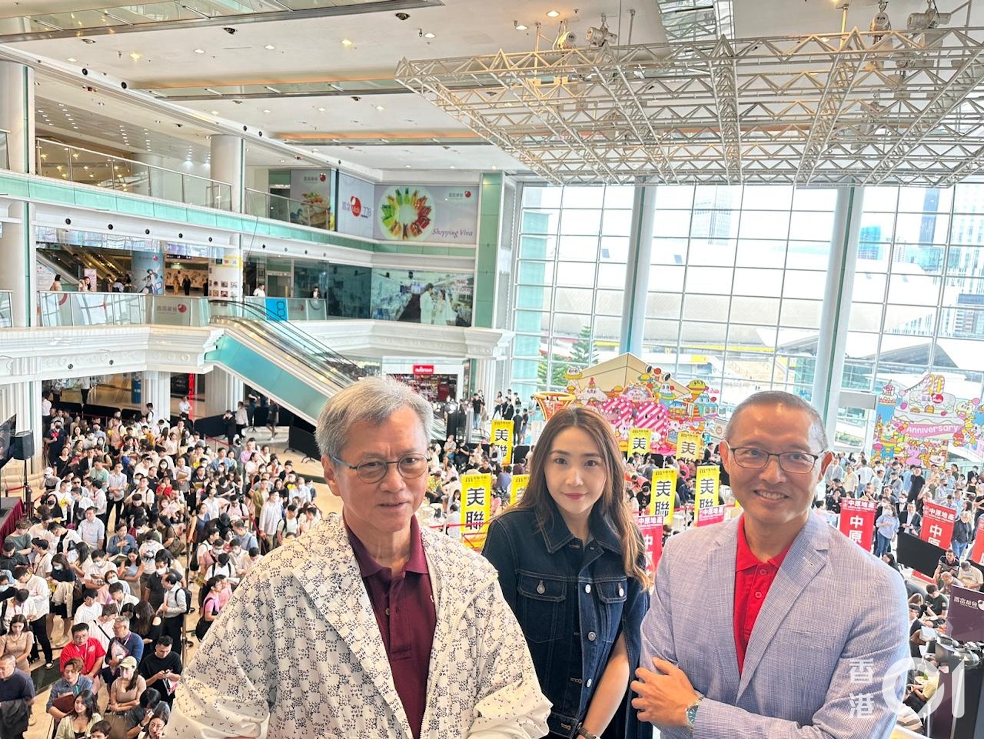 長實執行董事趙國雄,營業經理陳詠慈,以及營業部首席經理郭子威到場了解售樓情況。(柳英傑攝) 長實執行董事趙國雄,營業經理陳詠慈,以及營業部首席經理郭子威到場了解售樓情況。(柳英傑攝)