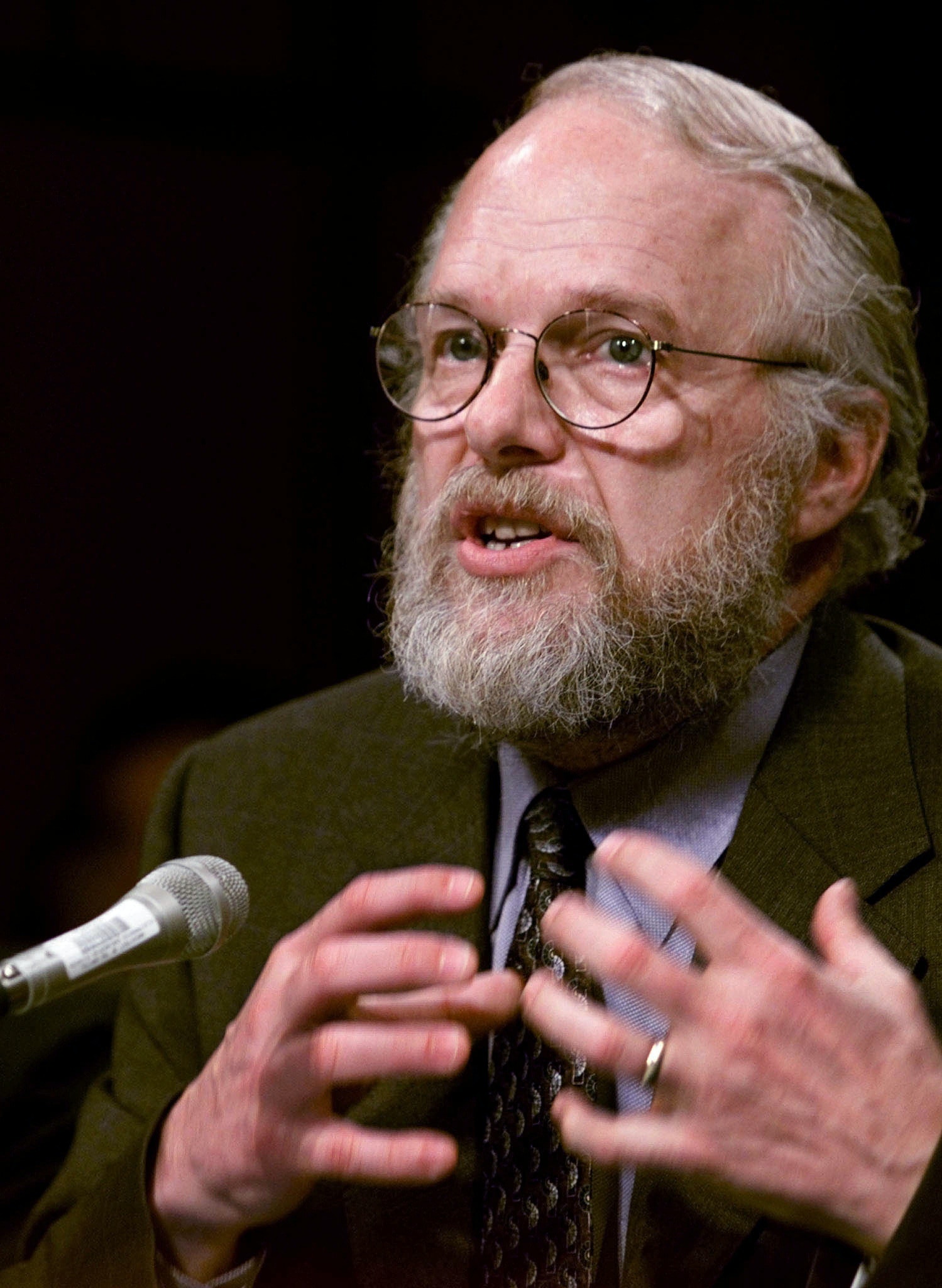CEO and Chairman of Adobe Systems, Inc. Dr. John Warnock testifies before the U.S. Senate Joint Economics Committee hearing on Capitol Hill, June 6, 2000. （REUTERS）