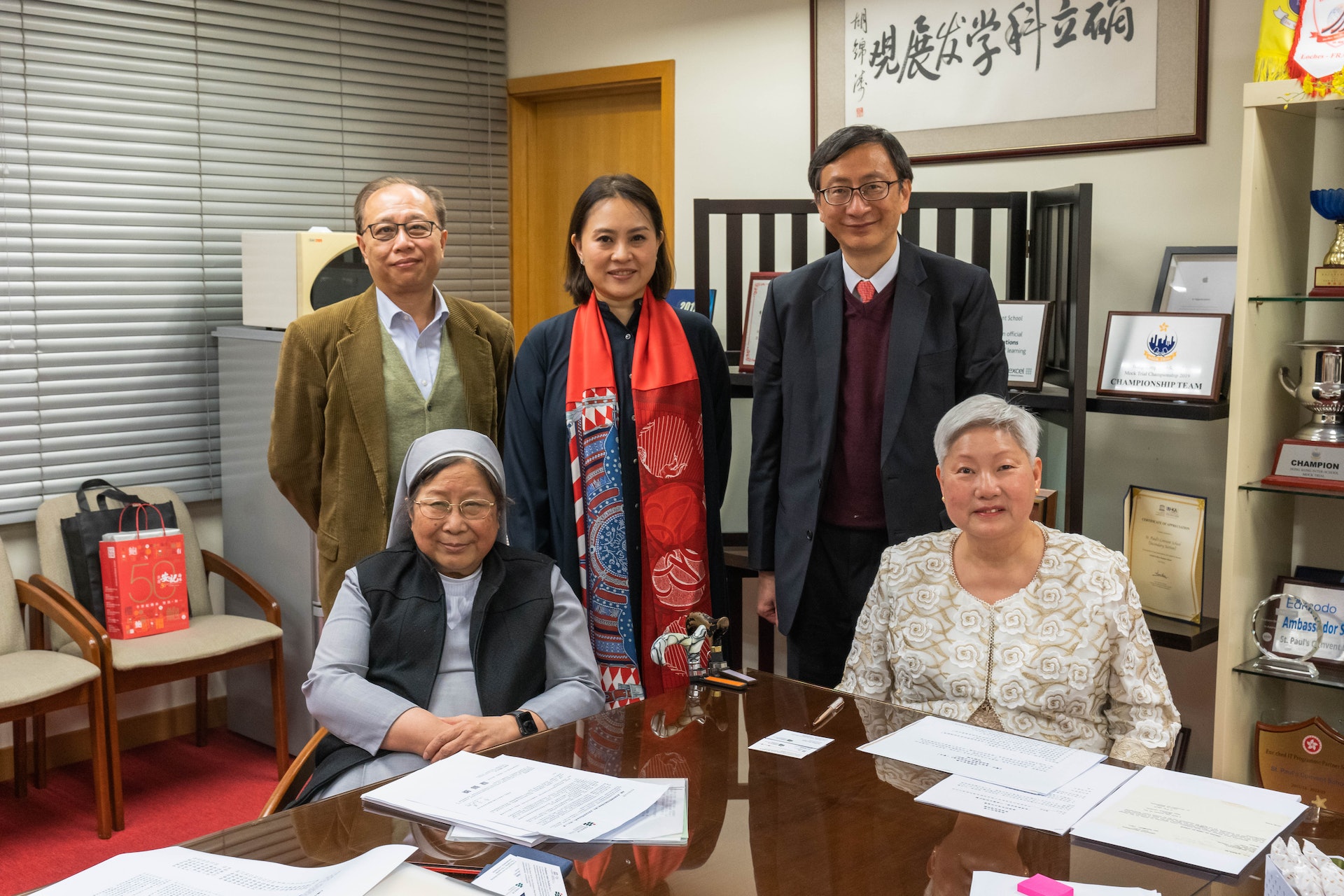 教大候任校長李子建(後右)專訪政經名人,回顧名校發展與歷史,包括聖保祿學校校友、中大醫學院助理院長(外務)陳英凝 (後中)。(教大提供) 教大候任校長李子建(後右)專訪政經名人,回顧名校發展與歷史,包括聖保祿學校校友、中大醫學院助理院長(外務)陳英凝 (後中)。(教大提供)