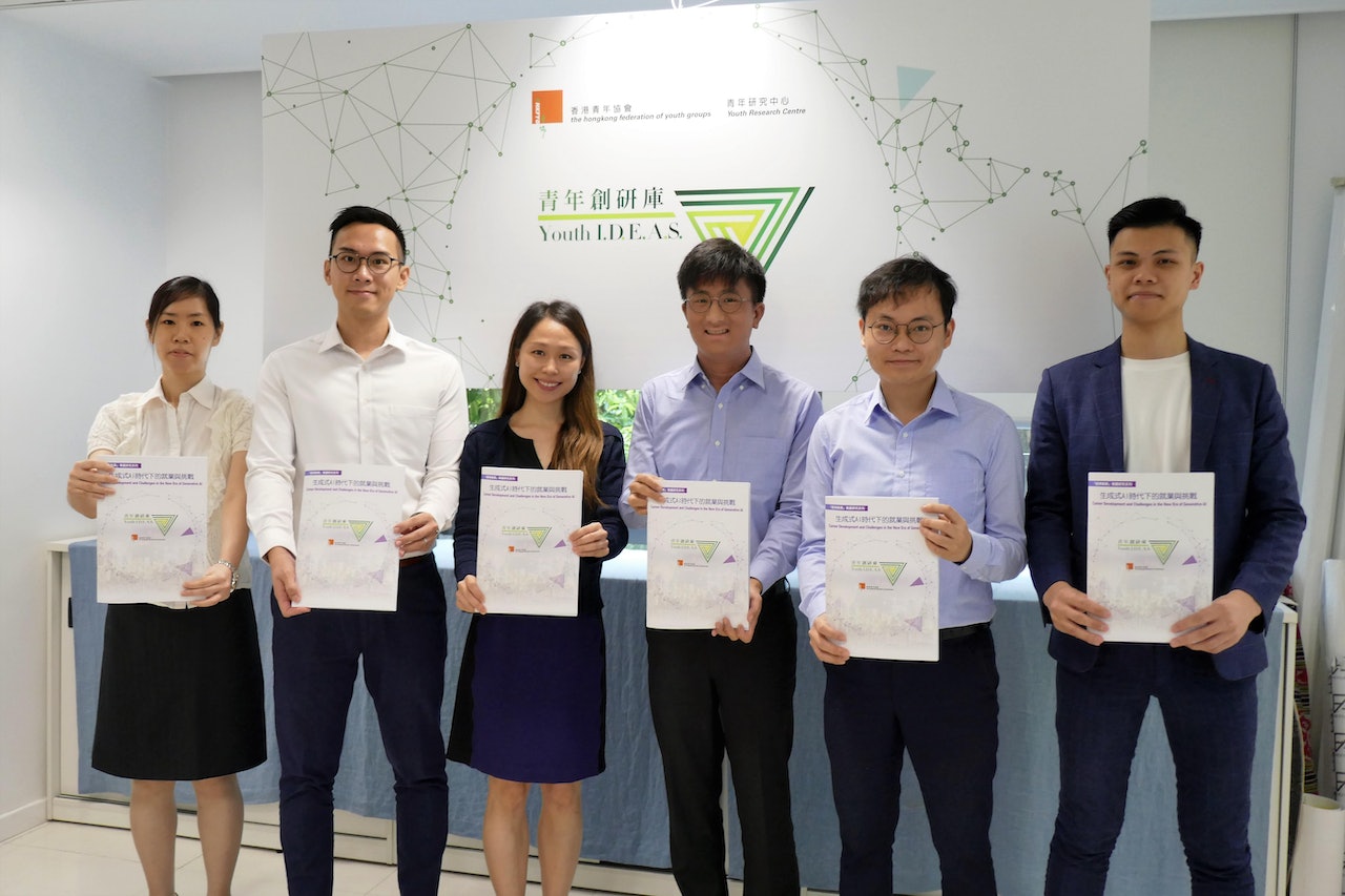 左起香港青年協會青年研究中心研究主任陸家穎、青年創研庫經濟就業組成員梁偉基、何穎琨、召集人劉漢耀、成員徐嘉豪及李智賢。(香港青年協會青年研究中心提供) 左起香港青年協會青年研究中心研究主任陸家穎、青年創研庫經濟就業組成員梁偉基、何穎琨、召集人劉漢耀、成員徐嘉豪及李智賢。(香港青年協會青年研究中心提供)