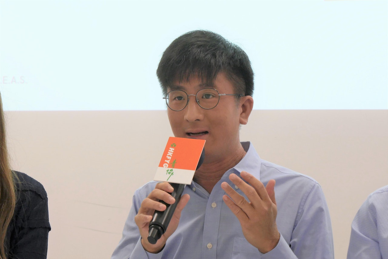 青年創研庫經濟就業組召集人劉漢耀建議當局將成立的專門委員會,探討範疇應包括凝聚業界共識,促成制定相關指引,讓公眾了解技術的風險與責任,以及監督生成式AI的規範化發展。(香港青年協會青年研究中心提供) 青年創研庫經濟就業組召集人劉漢耀建議當局將成立的專門委員會,探討範疇應包括凝聚業界共識,促成制定相關指引,讓公眾了解技術的風險與責任,以及監督生成式AI的規範化發展。(香港青年協會青年研究中心提供)