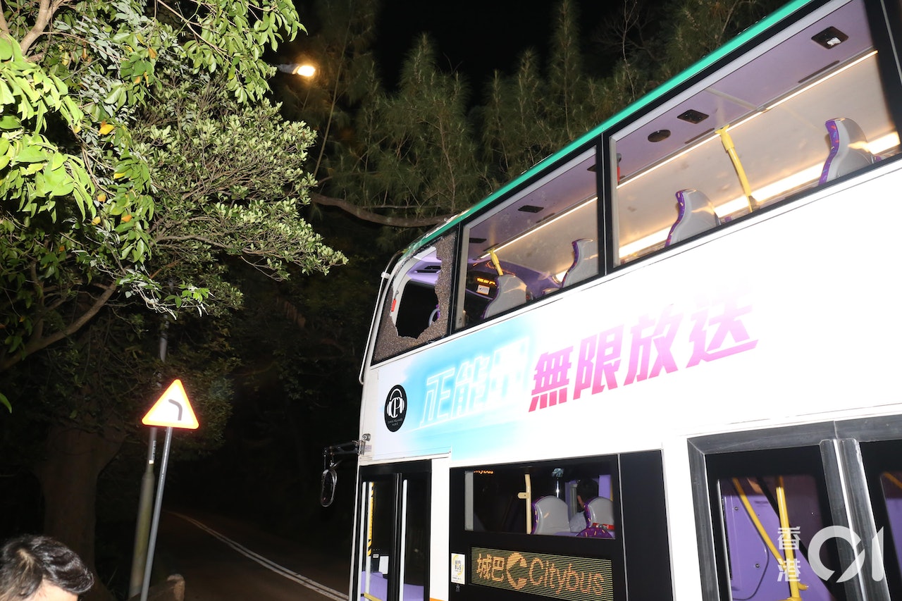 一輛城巴在港島司徒拔道行駛期間意外撞到樹枝,上層有玻璃碎裂。(陳浩然攝) 一輛城巴在港島司徒拔道行駛期間意外撞到樹枝,上層有玻璃碎裂。(陳浩然攝)