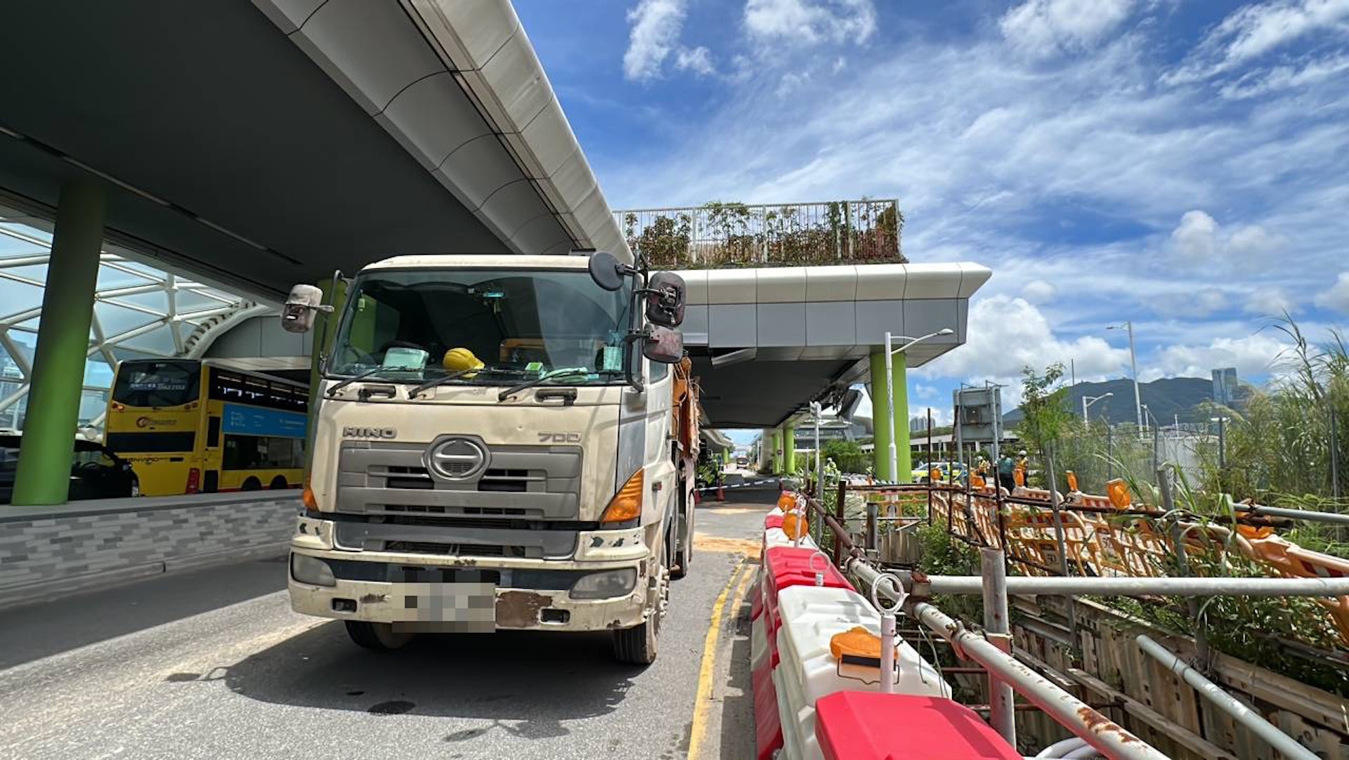 泥頭車疑吊臂未收妥撞爛橋底。(馬耀文攝) 泥頭車疑吊臂未收妥撞爛橋底。(馬耀文攝)