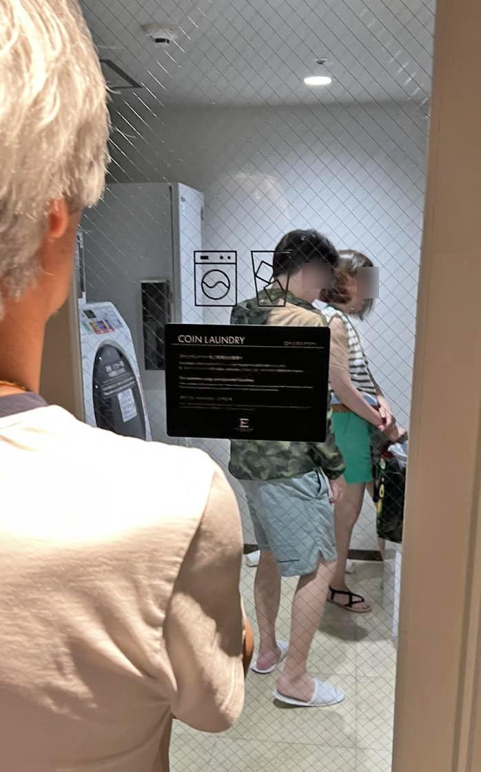 有網民到日本福岡旅行，指遇到2名無品香港人使用酒店的自助洗衣機及乾衣機時，不但逾時未取機內洗好的衣服，更無視其他排隊旅客，將新衣服放進機內清洗。（fb「日本九州旅遊情報」圖片）