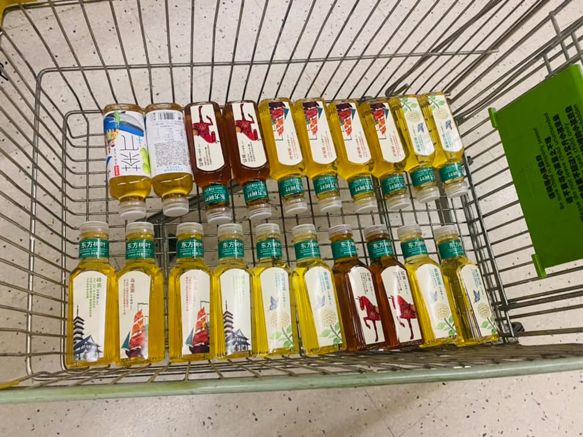 有網民表示自己每次北上,必大量掃支裝茶飲!(截圖自Facebook@深圳大灣區吃喝玩樂開心分享區) 有網民表示自己每次北上,必大量掃支裝茶飲!(截圖自Facebook@深圳大灣區吃喝玩樂開心分享區)