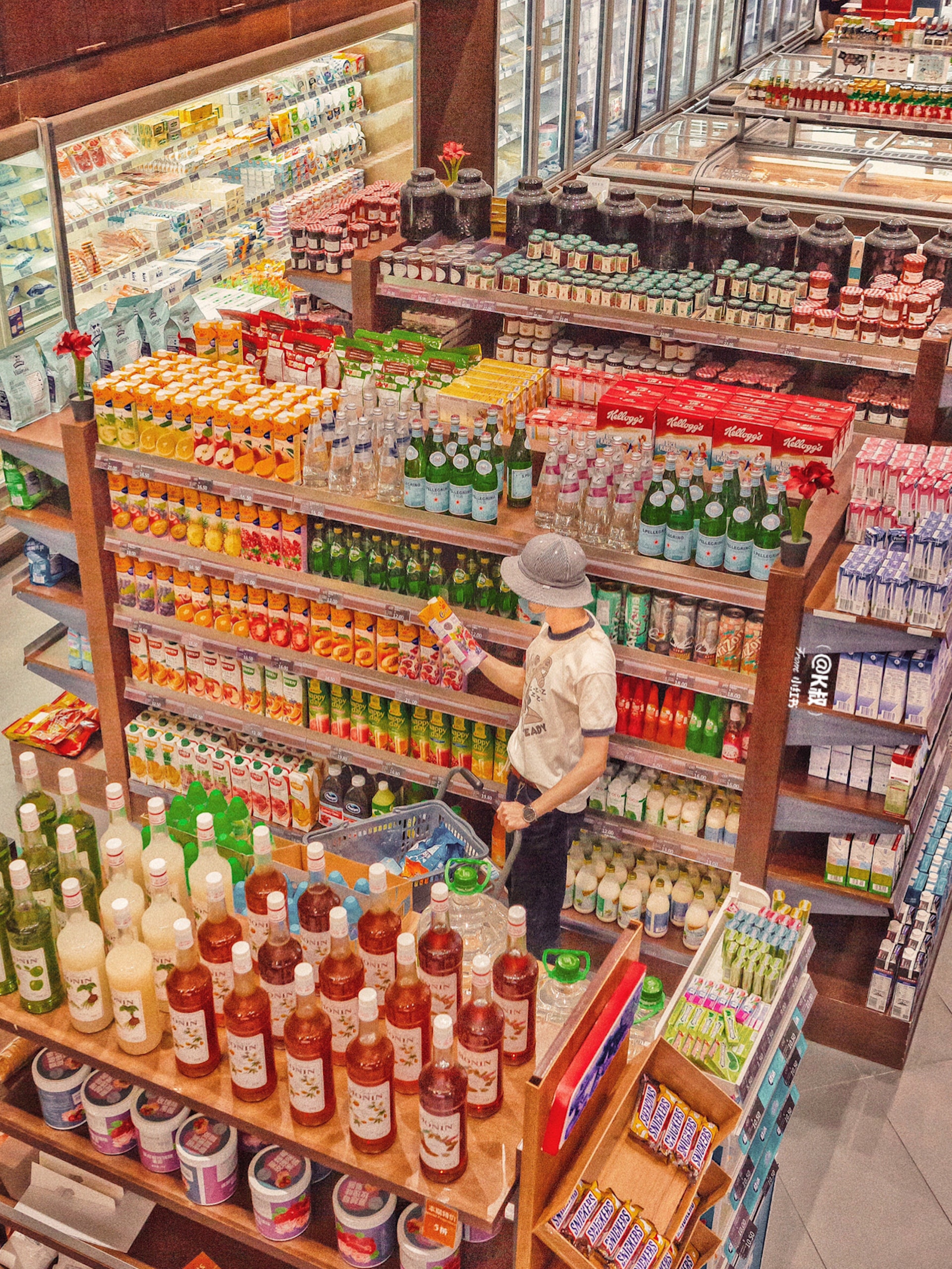 去超市爆買支裝茶飲,成了港人北上的必備動作。(圖片來源:小紅書@K叔) 去超市爆買支裝茶飲,成了港人北上的必備動作。(圖片來源:小紅書@K叔)