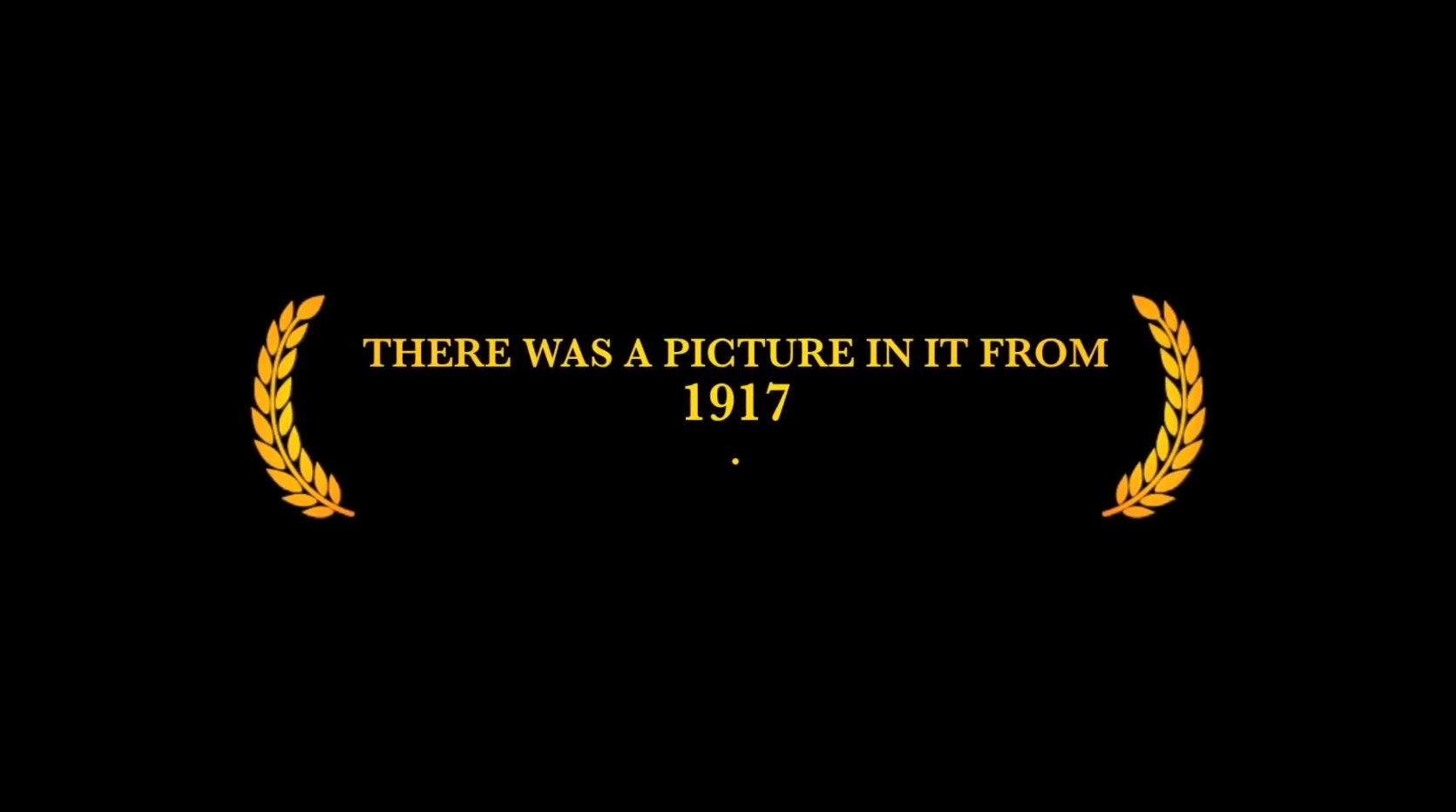一张拥有百年历史的照片在网路上疯传，因为这张照片明明摄于1917年，照片中却出现了一名穿著T恤短裤的「现代人」，引发网友讨论。（YouTube@Jamie D. Grant）