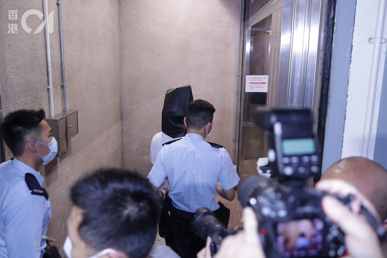 被告鄧棨然由警車押送至區域法院的情況。(蘇煒然攝) 被告鄧棨然由警車押送至區域法院的情況。(蘇煒然攝)